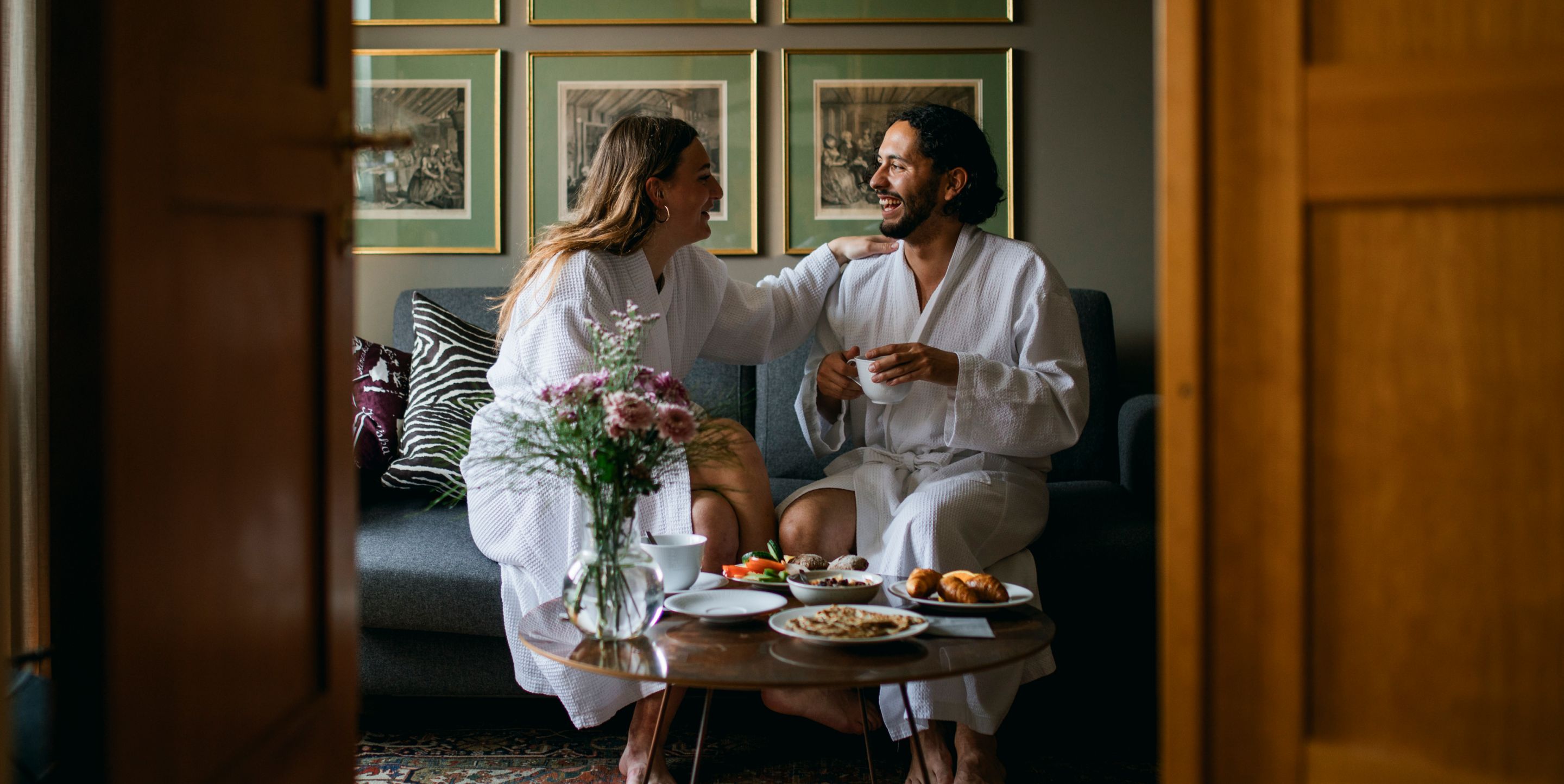 Couple eating breakfast 