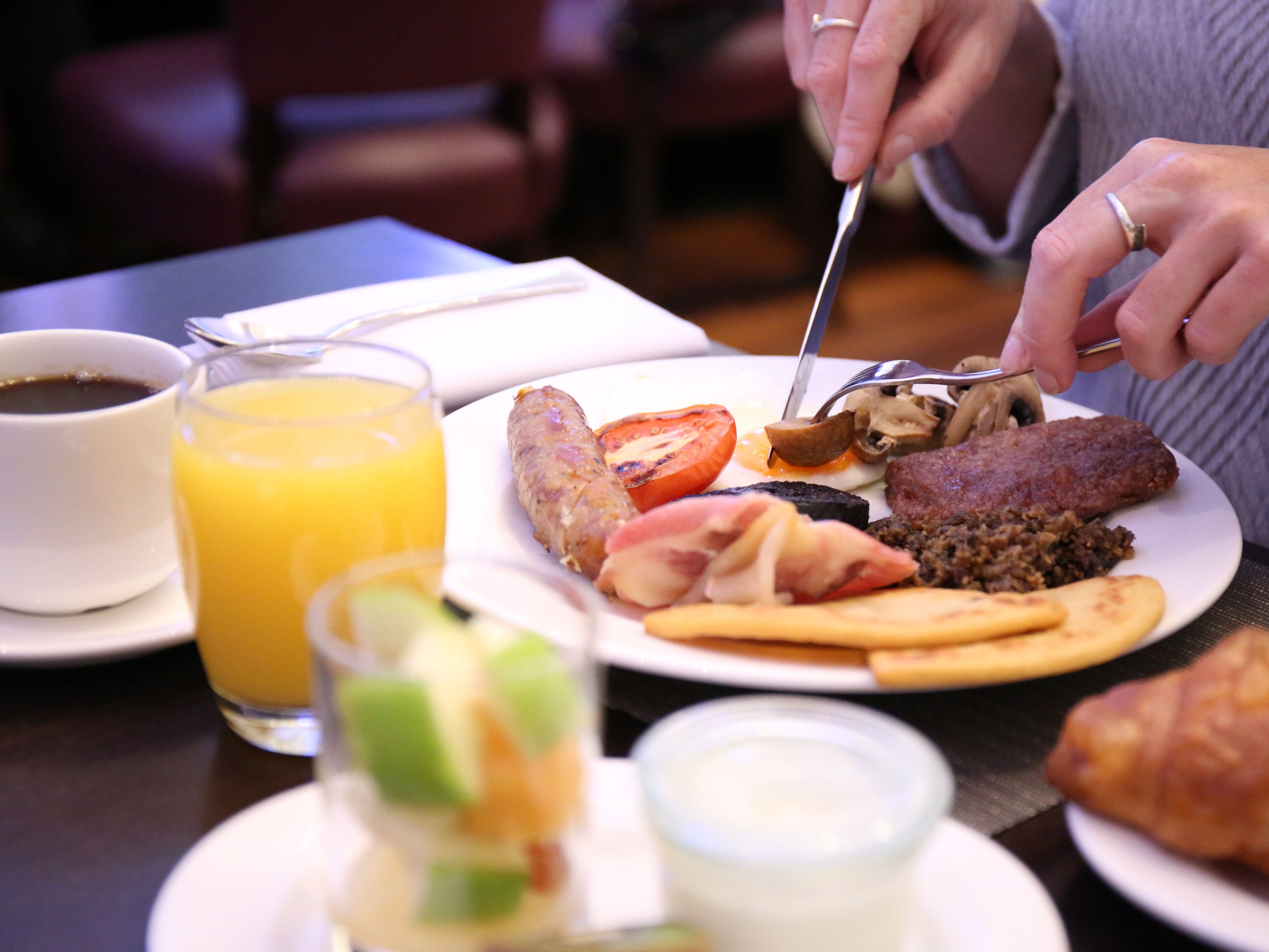 Guest cutting into breakfast plate