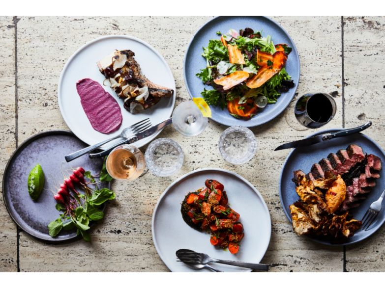 大型瓷砖背景下，五个装有美食的圆盘