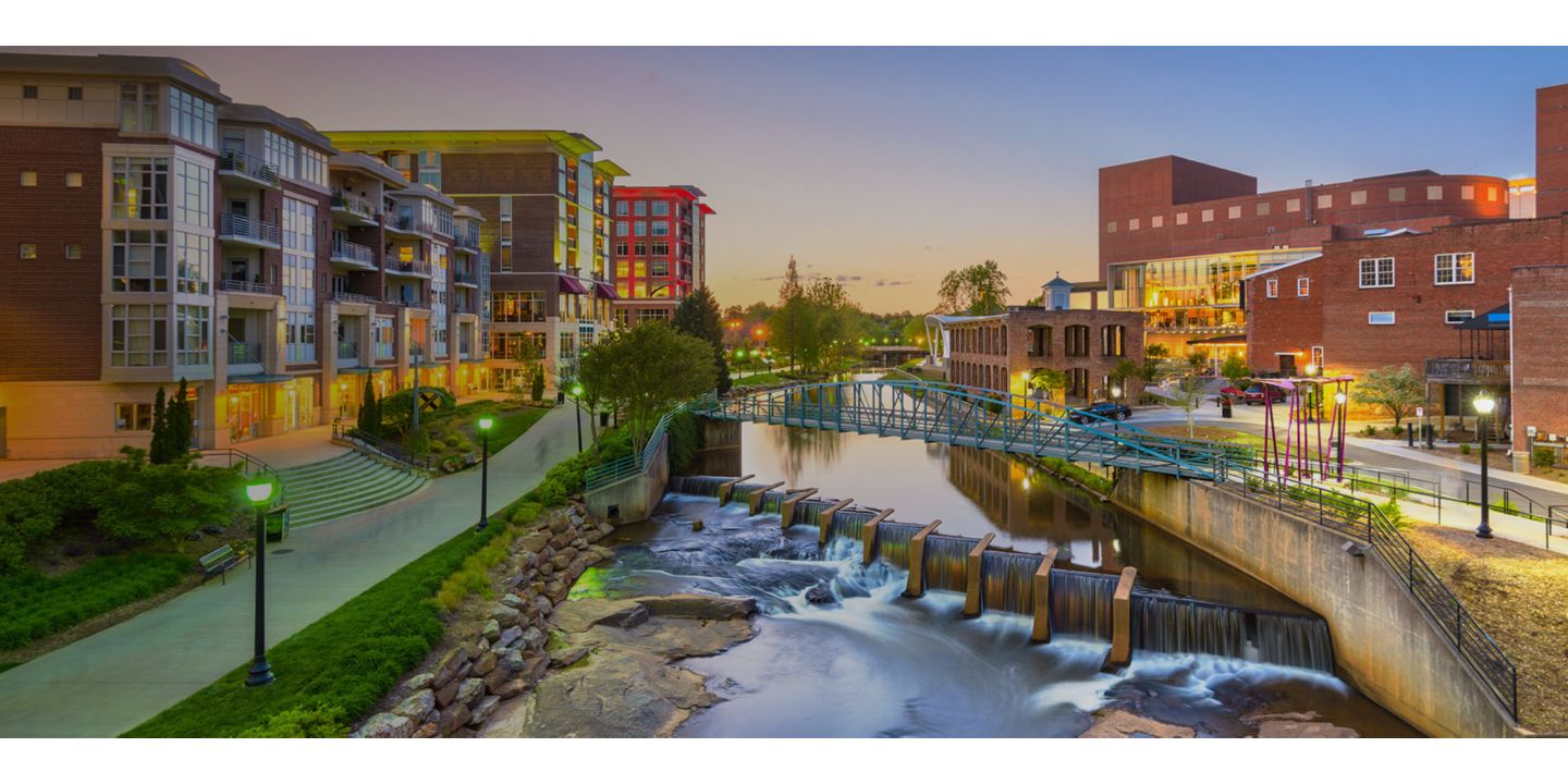 格林维尔市的河上桥景