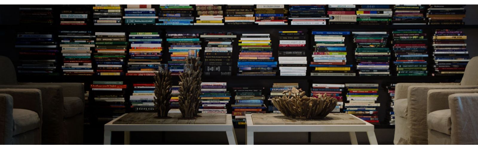 设有书墙的休息区