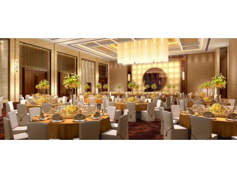 摆放着圆形餐桌的金色色调房间