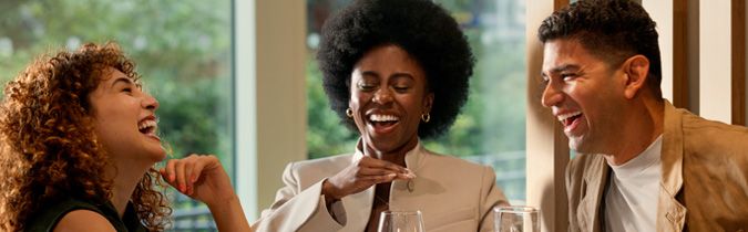 三位好友开怀大笑