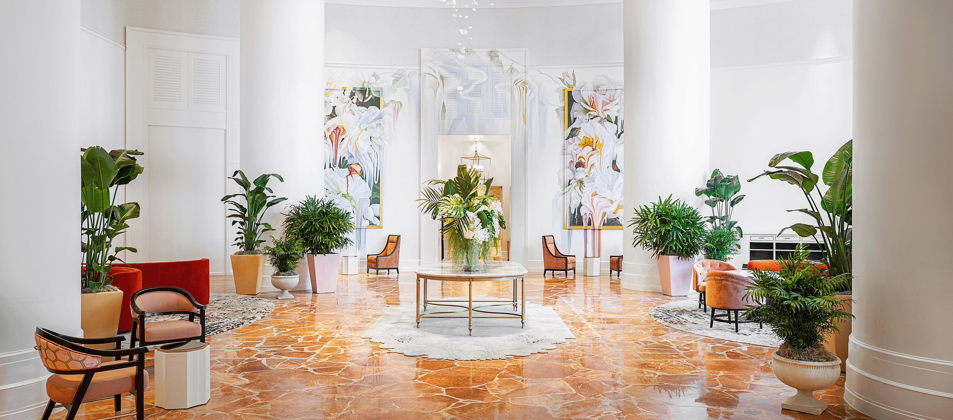 白色柱子和绿植装饰的酒店大堂