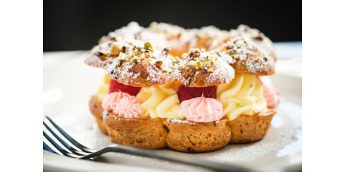 粉色与白色相间的缤纷奶油糕点的特写