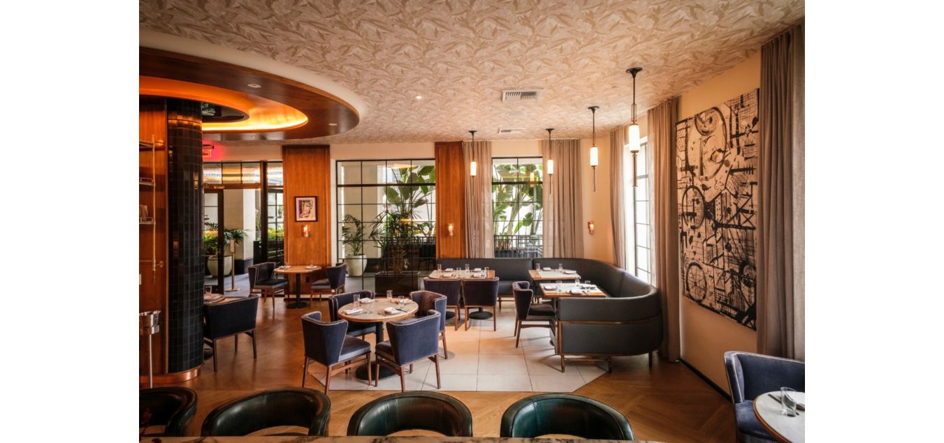 餐厅用餐区搭配温暖蜜色调木板和柔和灯光