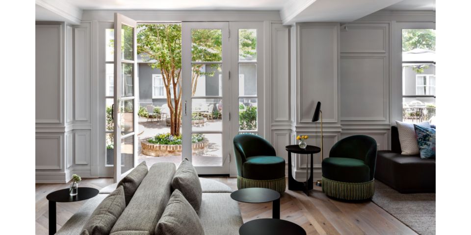 坐拥葱郁庭院景观的大厅休憩空间