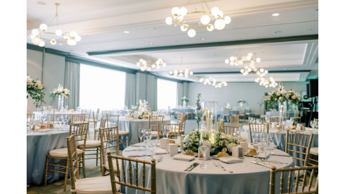 宽敞华丽的用餐室，自然光线充足