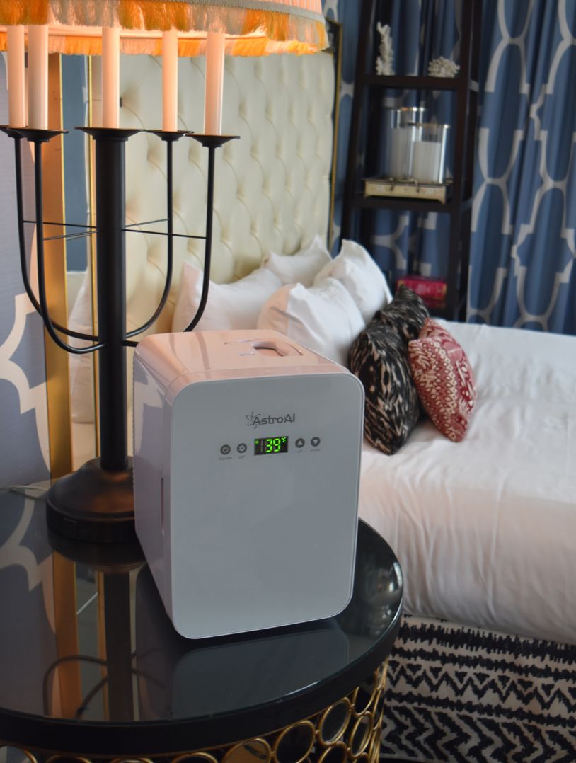 床头柜上放着小冰箱