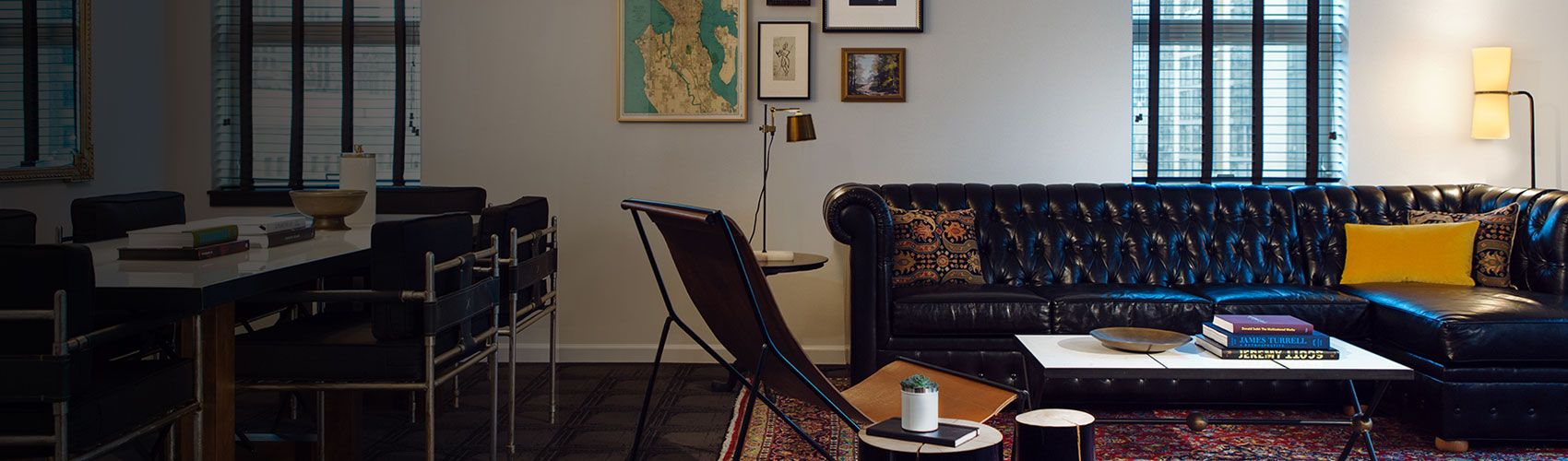 套房客厅有簇绒皮沙发和餐桌