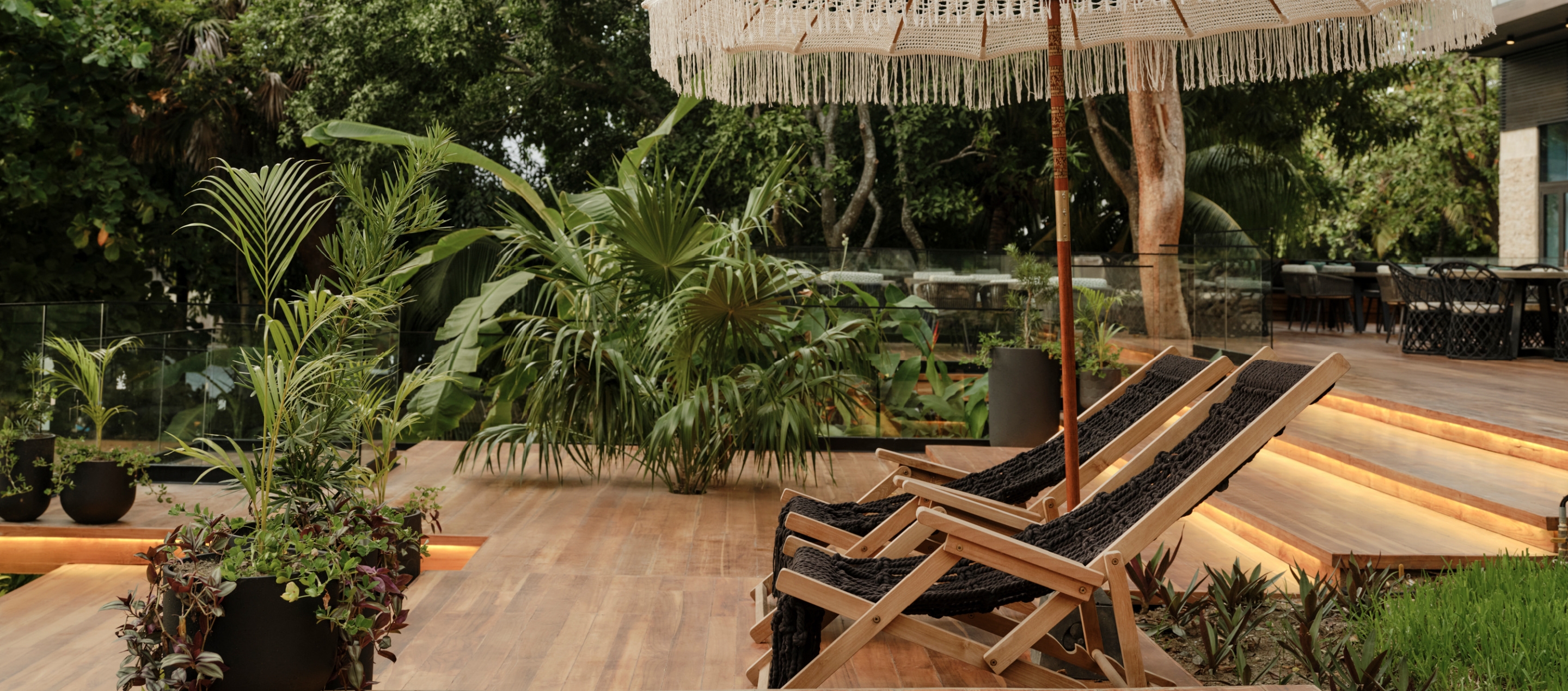 户外休息区，郁郁葱葱的岛屿风光尽收眼底