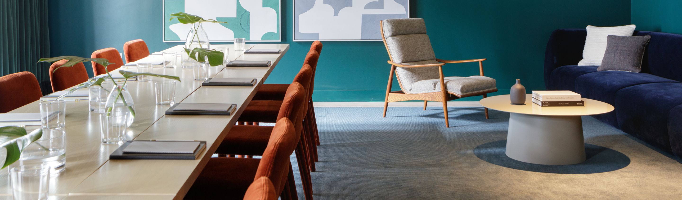 大型会议室，配有绒面座椅和矿泉水