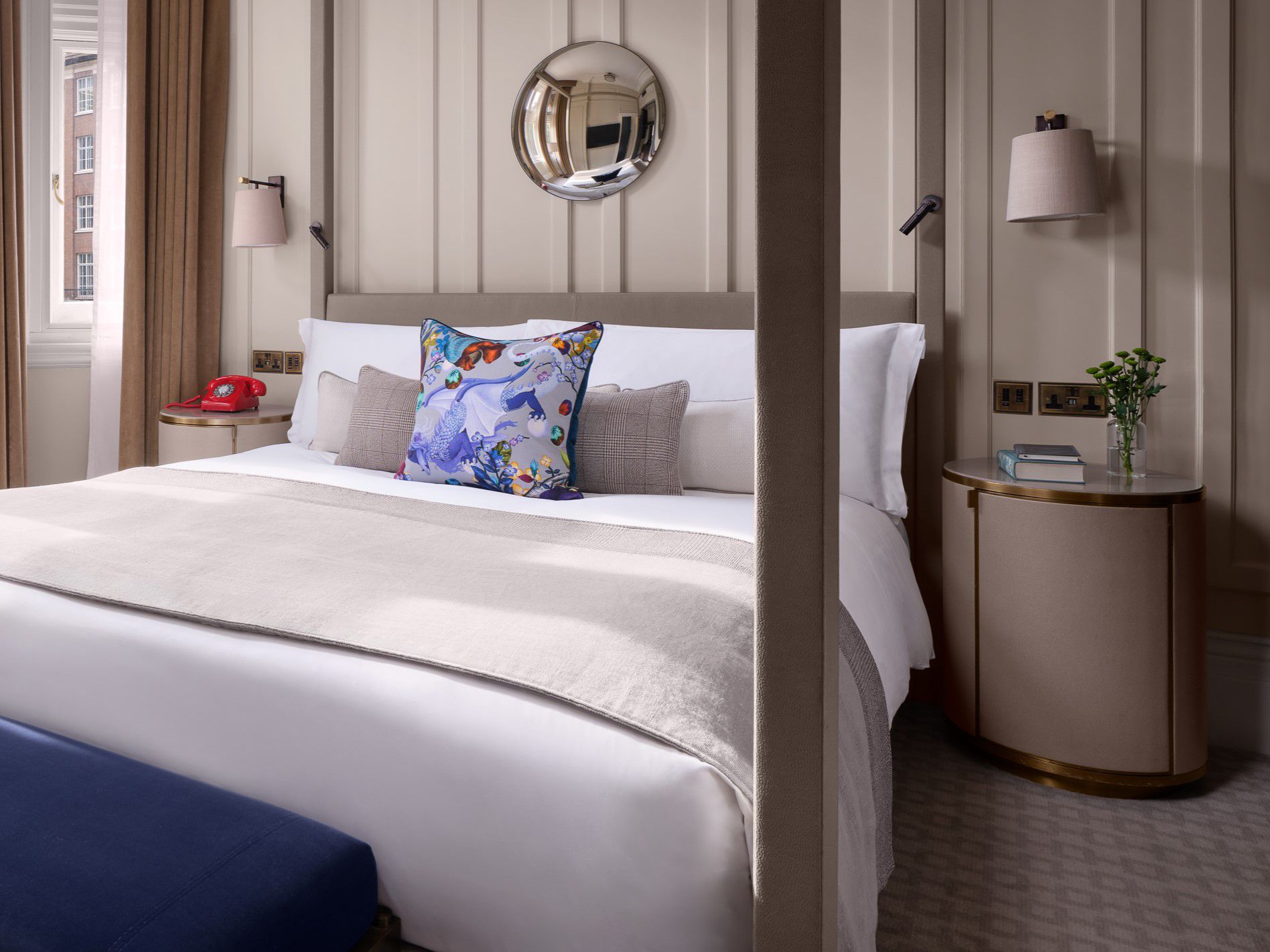 One bedroom suite park view - luxury hotel guest bedroom