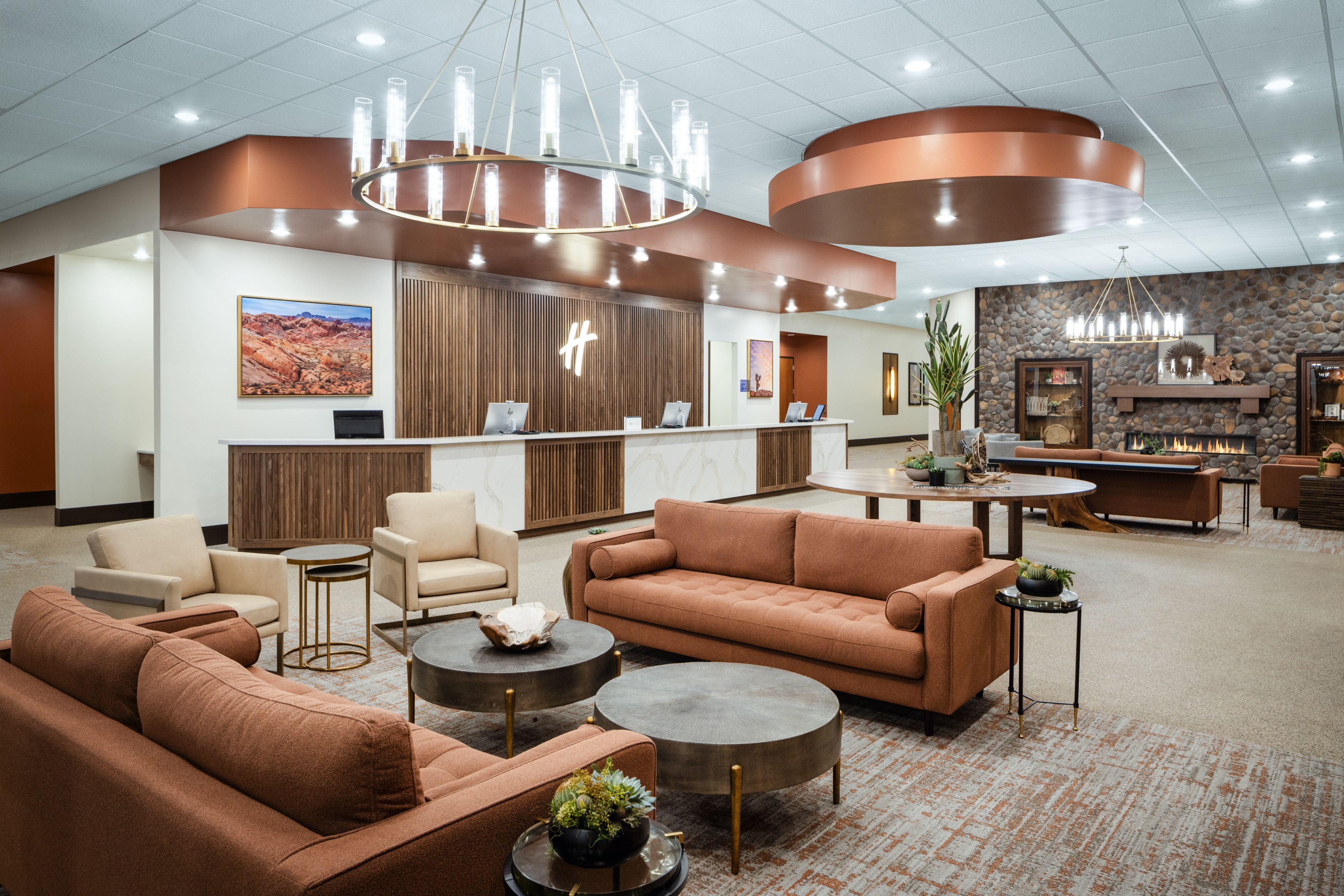 温暖惬意的室内休憩区，配有舒适沙发与柔和垂落的吊灯，静享慵懒时光。