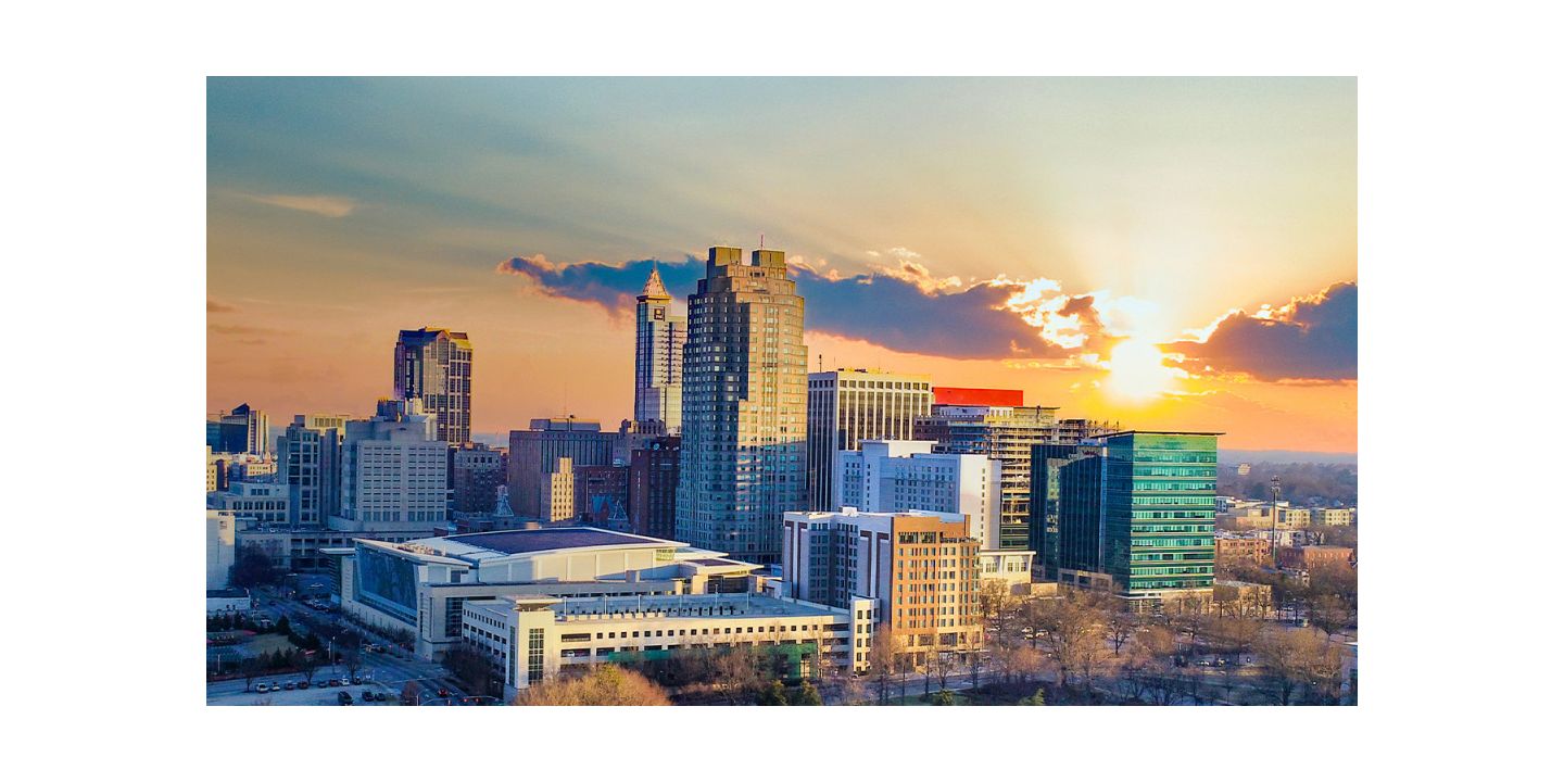 日落时分庄严的罗利天际线景观