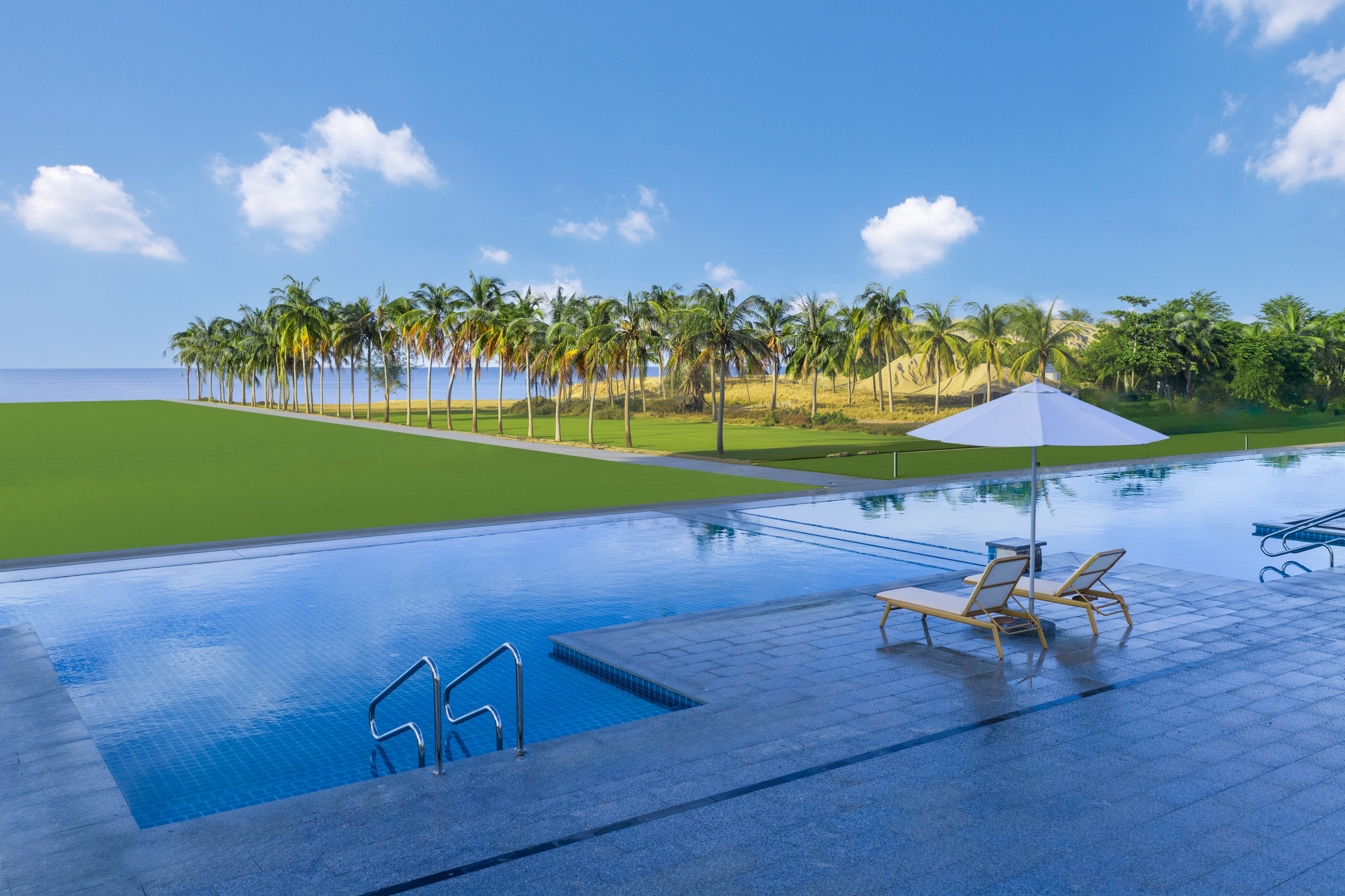 户外泳池，池边躺椅直面半岛风光与棕榈树影。
