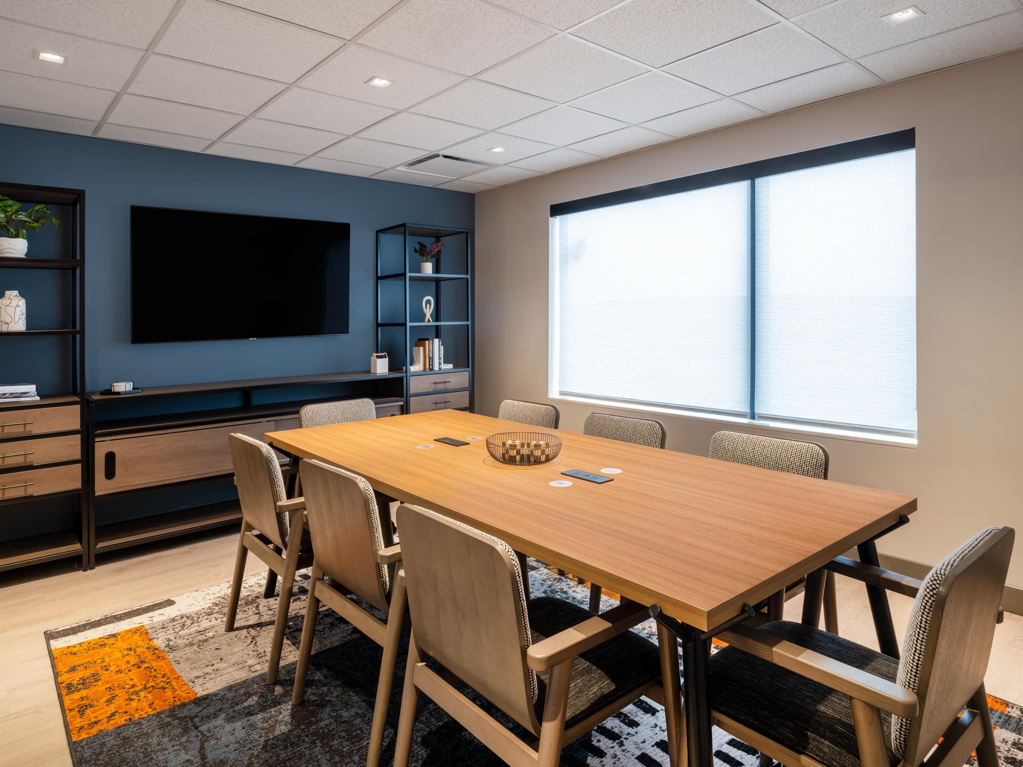 Our shared spaces are designed for seamless connection and productivity, perfect for meeting, eating, working, or socializing. With easy access to plenty of plugs and charging stations, you can effortlessly transition between work and relaxation.