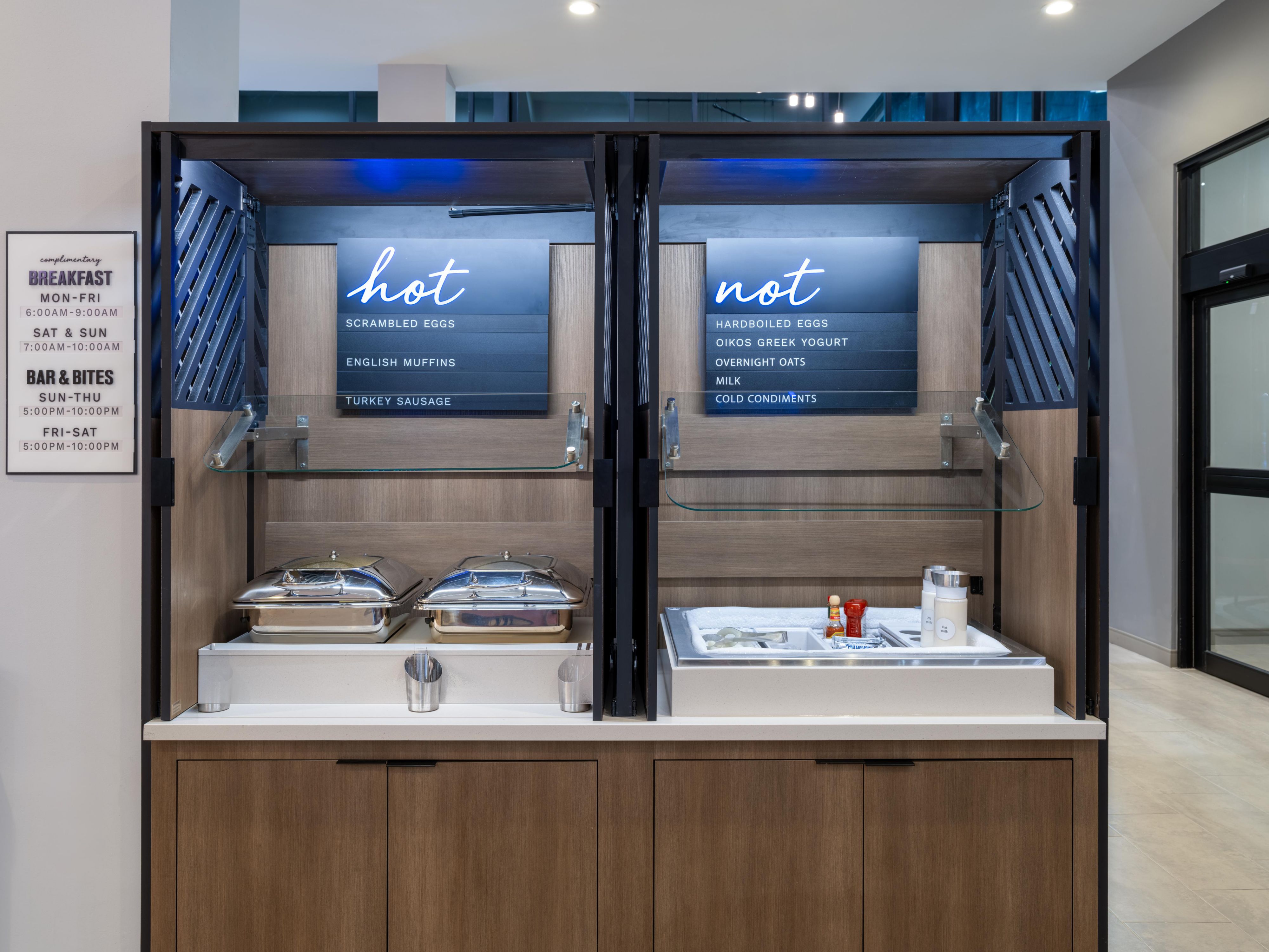 From our complimentary breakfast in the morning to our paid bar with light bites in the evening, you won’t go hungry here. Breakfast can be as hearty or light as you want it. With everything from wine and beer to veggie burgers and wings, dinner and drinks can be, too. Taste the best of Fort Worth from our hotel!