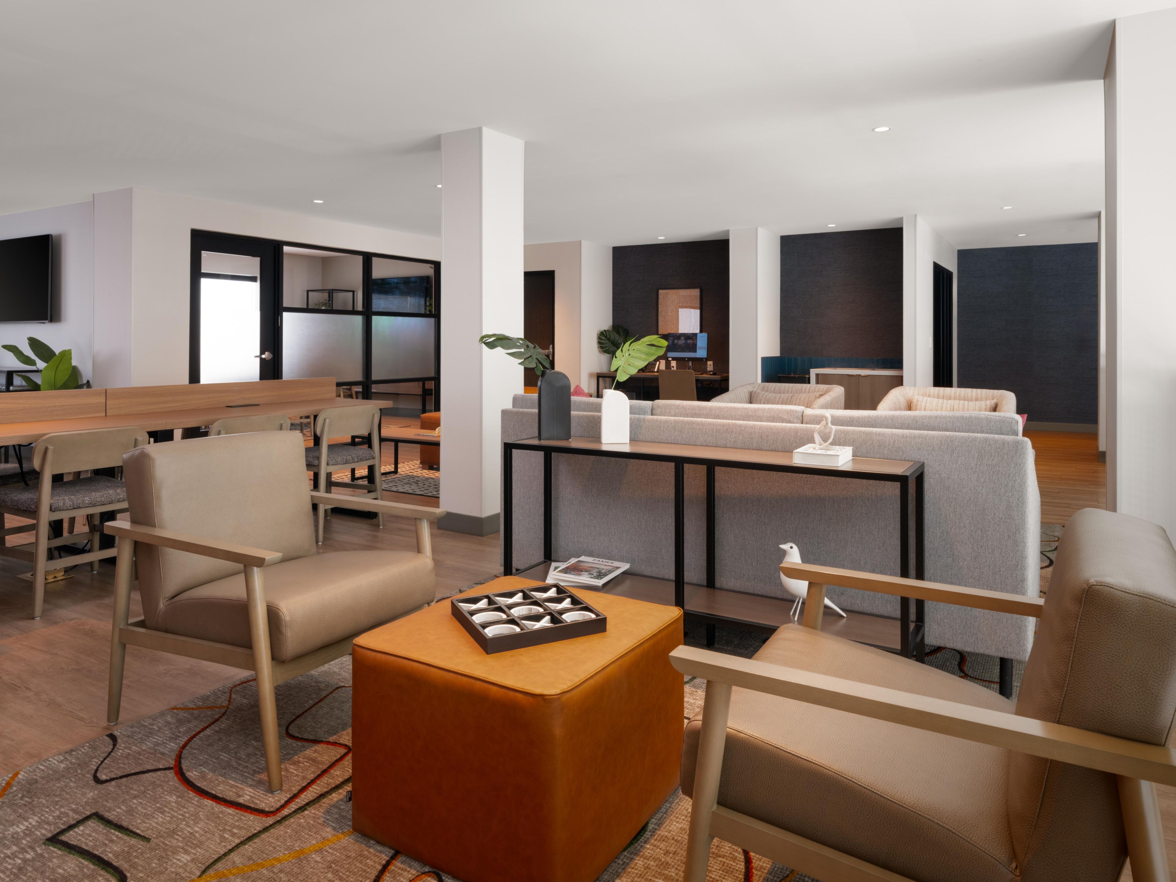 Thoughtfully designed to offer the perfect balance of productivity and socialization, our shared areas have ample space to relax, meet, or work. Our lobby provides a mix of comfortable seating areas, whether you need a place to eat, work, or socialize throughout the day. There is something for everyone in our co-working spaces.