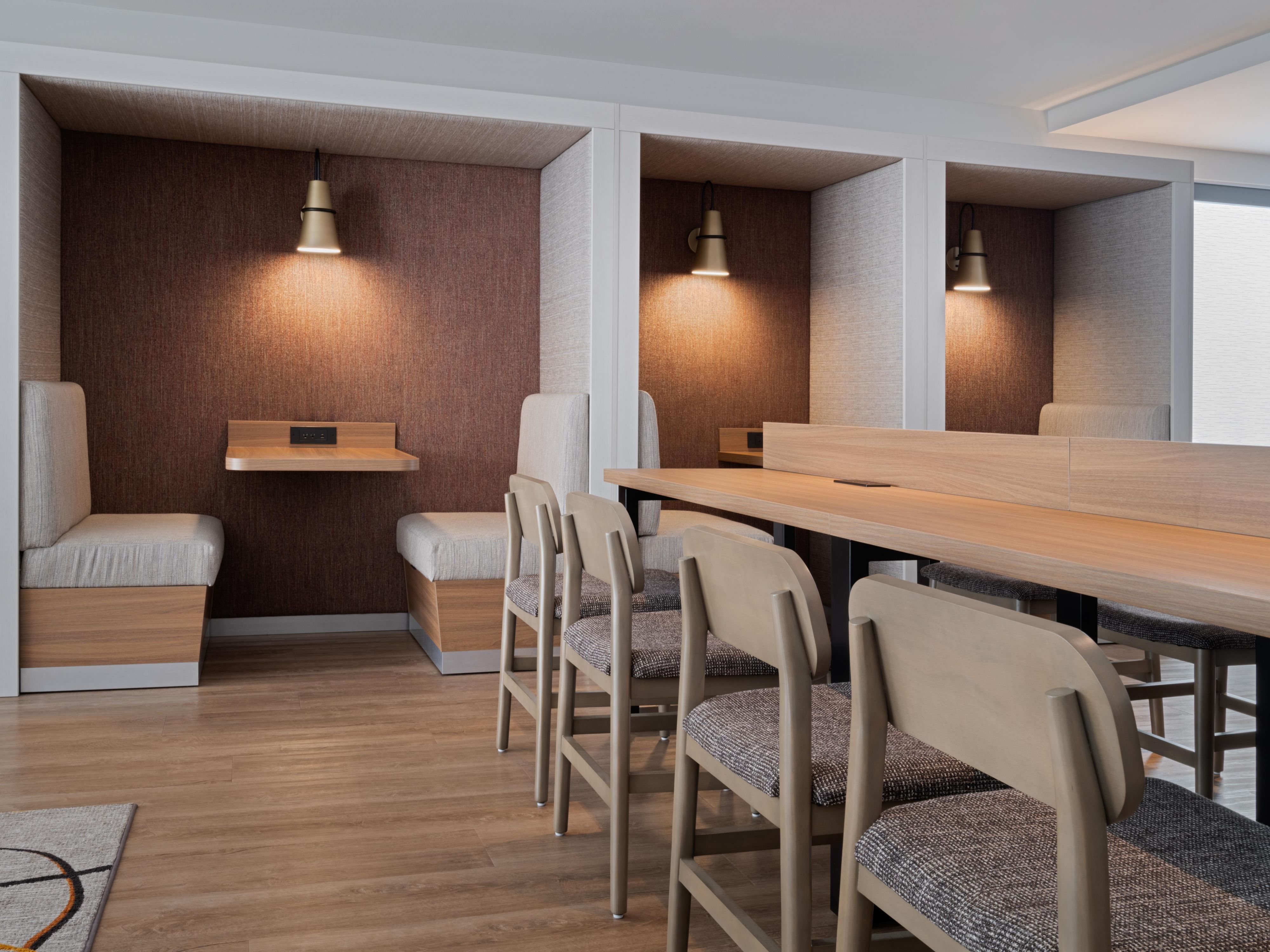 Thoughtfully designed to offer the perfect balance of productivity and socialization, our shared areas have ample space to relax, meet, or work. Our lobby provides a mix of comfortable seating areas, whether you need a place to eat, work, or socialize throughout the day. There is something for everyone in our co-working spaces.