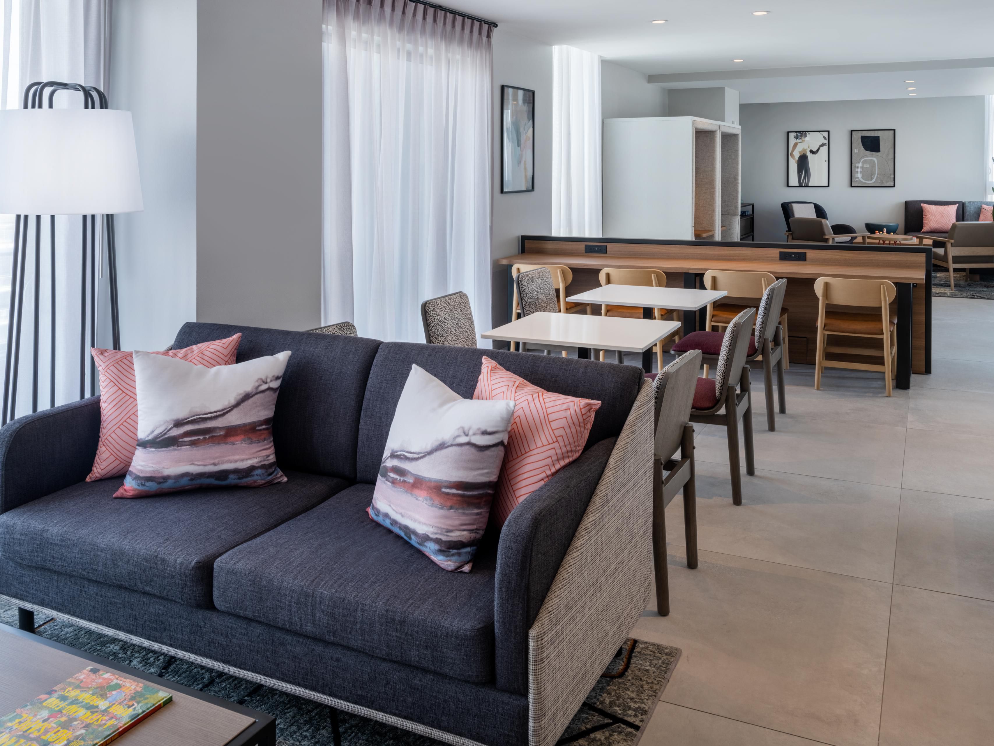 Flexibility is the name of the game when it comes to our group & co-working space. Our 1,584 sq ft meeting space with our adjoined Hotel Indigo property is available for Atwell guests. Ideal for receptions, our 24th-floor lobby spans 1,600 sq ft, and for smaller gatherings, The Study provides a stylish 225 sq ft boardroom with panoramic views.