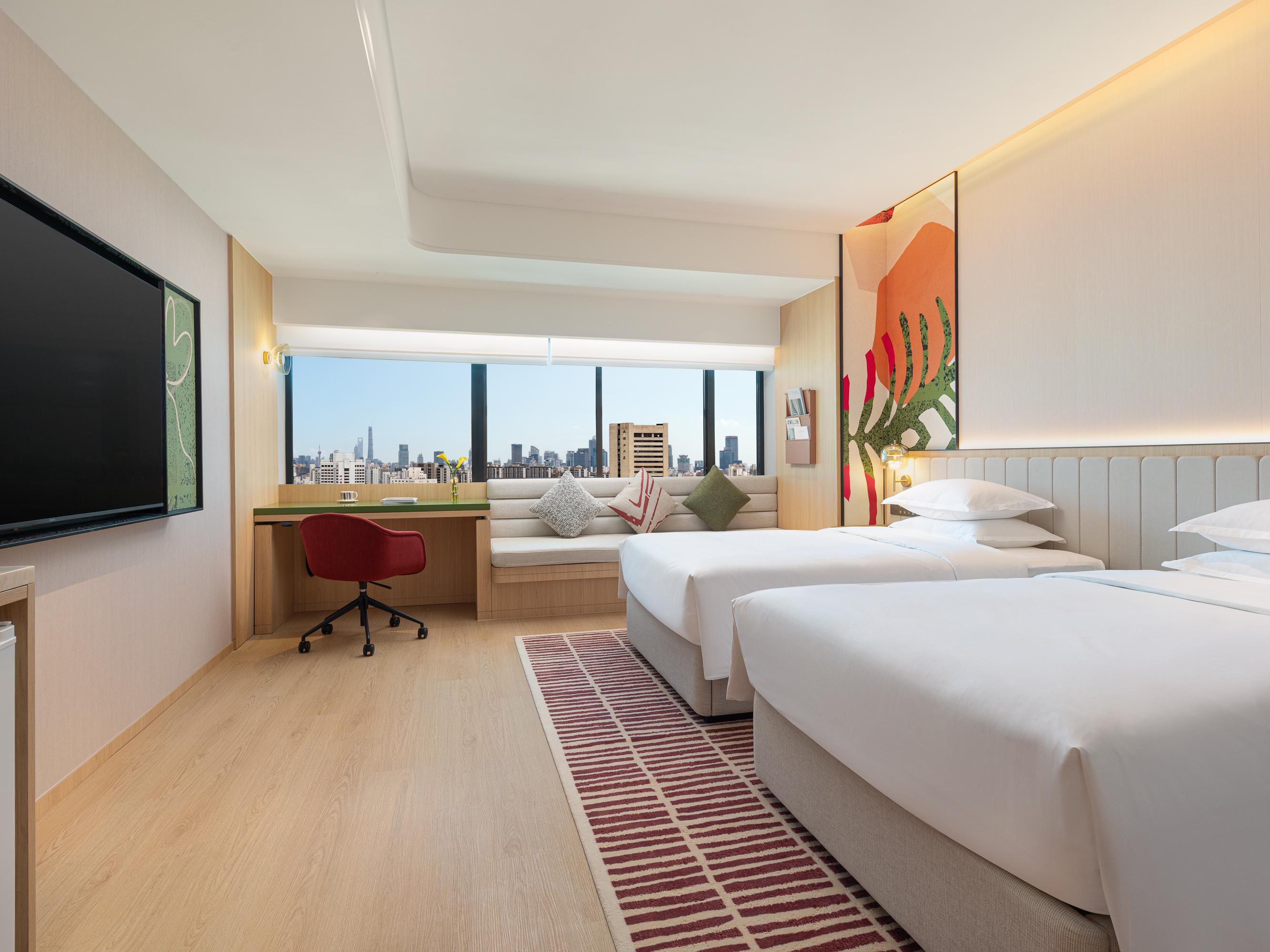 从沿街的休闲空间到大堂的美陈，为行走其间的客人带来新的灵感。客房设计采用全屋多功能智能家居，以欢迎、洗沐、休闲、睡眠为4大分区，打造家般轻松舒适体感与氛围。客房休闲区折叠沙发床，灵活调整秒变友人留宿或亲子空间；特别设置了休闲高吧台，在客房内营造出轻松惬意的休闲与社交空间；迷你吧配套可冷冻的冰箱，赠送首轮饮品及冰激淋，部分房型另配备了微波炉。家之外的格调生活随手可得。