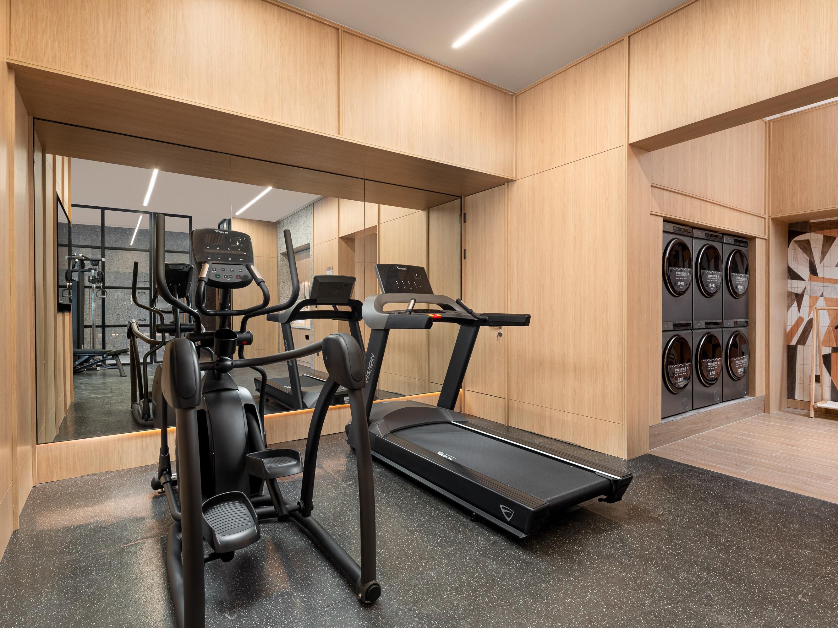 温馨的自助洗衣&健身社交空间「洗跃」洗衣、健身、娱乐、社交同时进行，样样通。健身房与洗衣间连通，配有互动游戏装置，是个人或与好友的社交欢聚空间。自助洗衣便捷无忧，轻松收获多重乐趣。