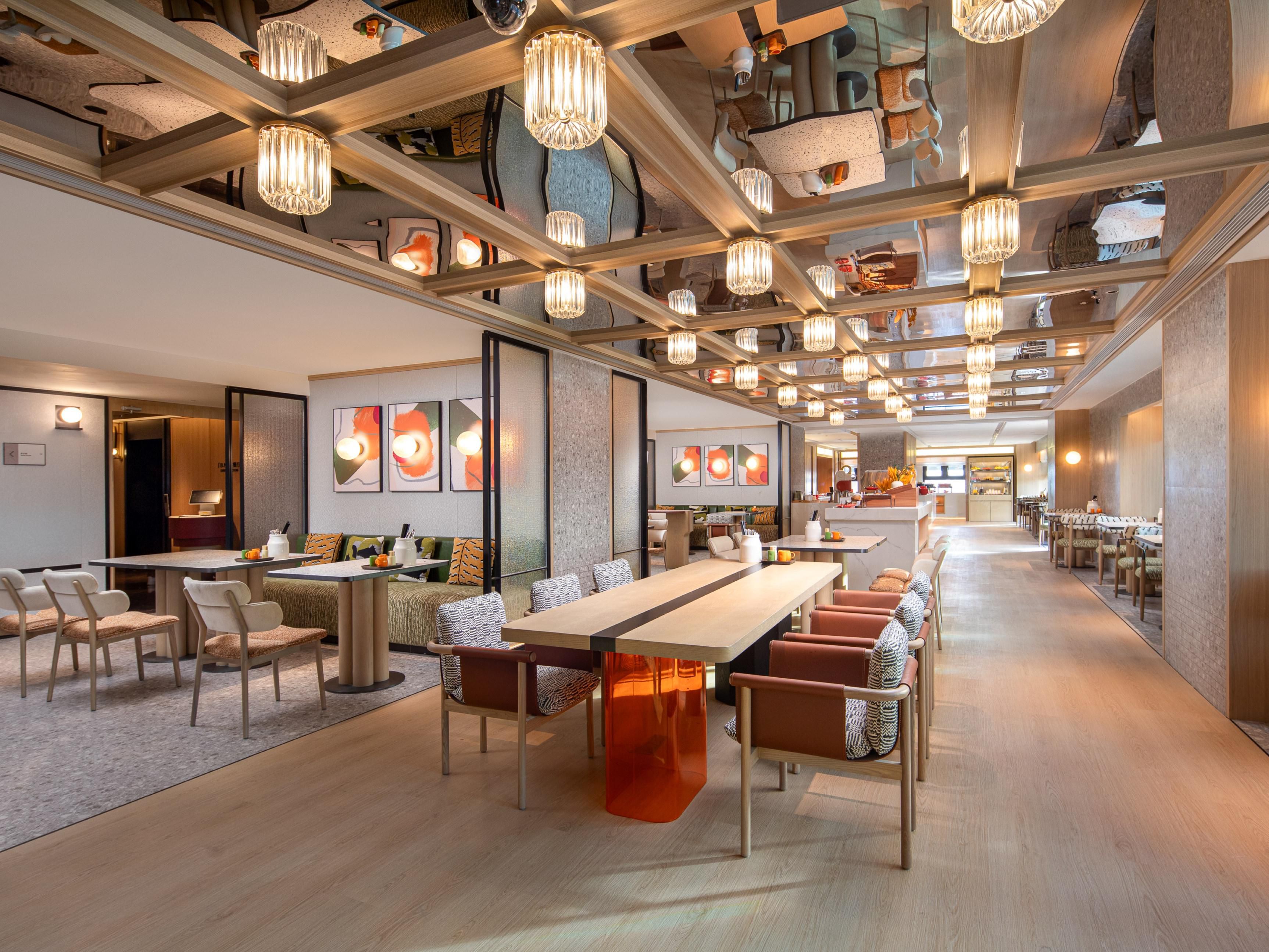 特色餐厅「B.N.B」代表「包子 面子 啤子」它不仅仅只是一家餐厅或者酒吧，而是一个可以分享美食美酒的同时，分享快乐的有趣空间。位于28层的餐厅，提供自助早餐，轻松惬意的用餐空间俯瞰武宁商圈天际线与城市繁华。特色餐品是从创意玩味的包子到地道拌面，将属地地道风味融入，带您体验面食的多样形态与味道。临街而设半开放式的户外用餐区「B.N.B」咖啡馆，与位于1层的大堂相连，随心待上半晌，一杯咖啡或精酿啤酒，将松弛感即刻拉满。