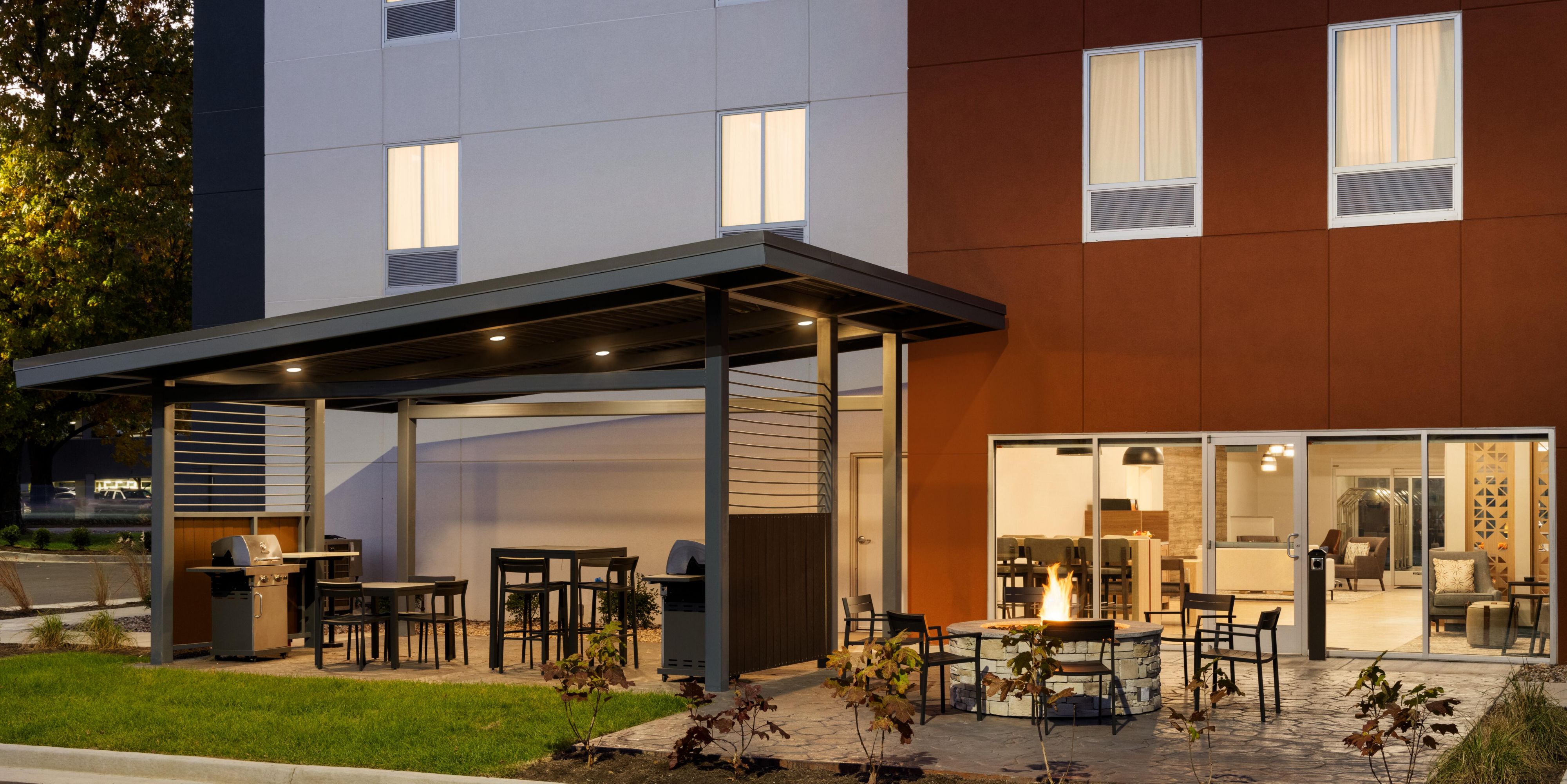 Whether for leisure or business, our hotel in West Memphis, Arkansas, offers a prime location just a short drive from top attractions like Beale Street, the National Civil Rights Museum, and the Memphis Botanic Garden.
