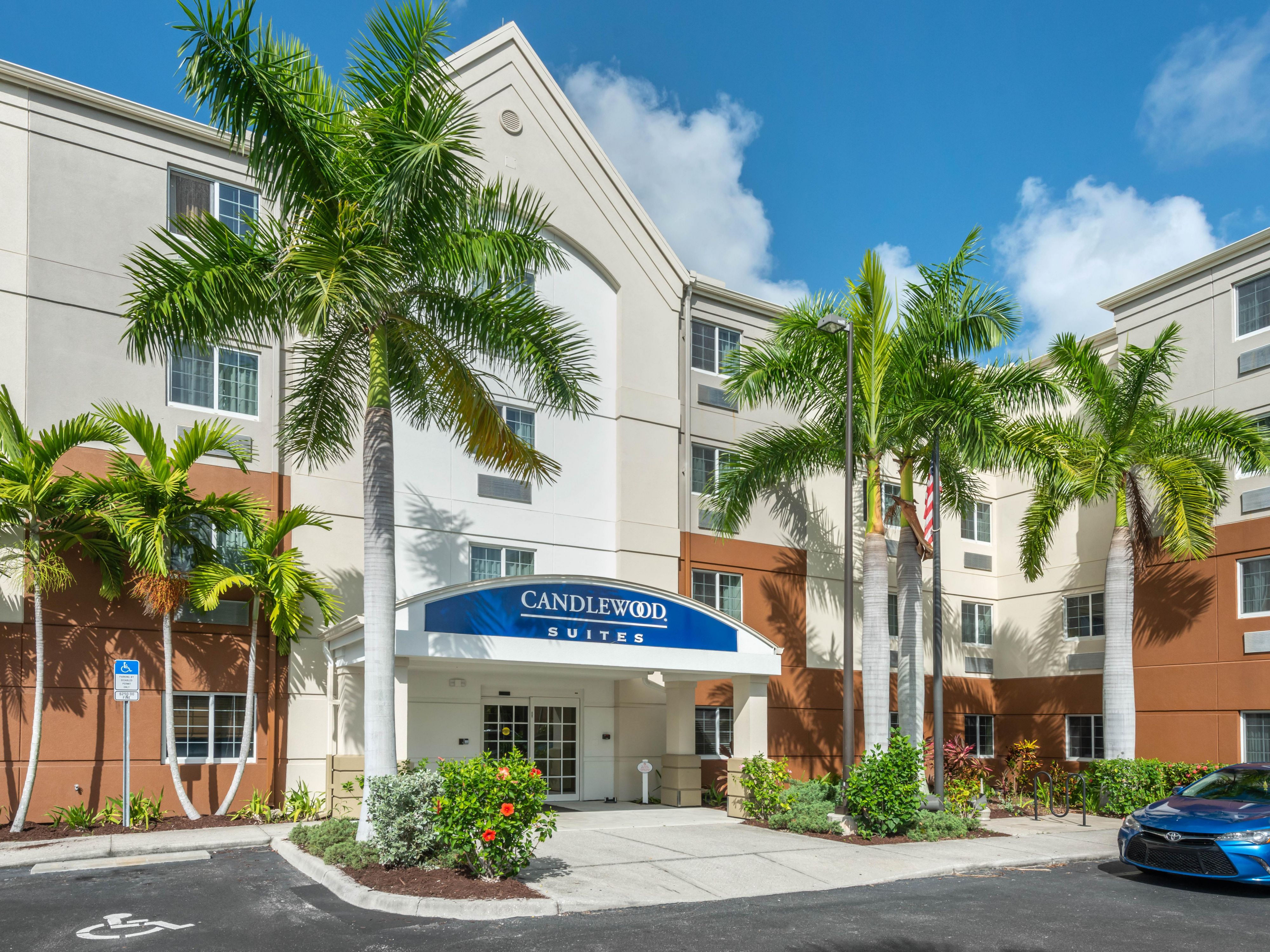 Stay with our hotel located in the heart of Fort Myers, FL.