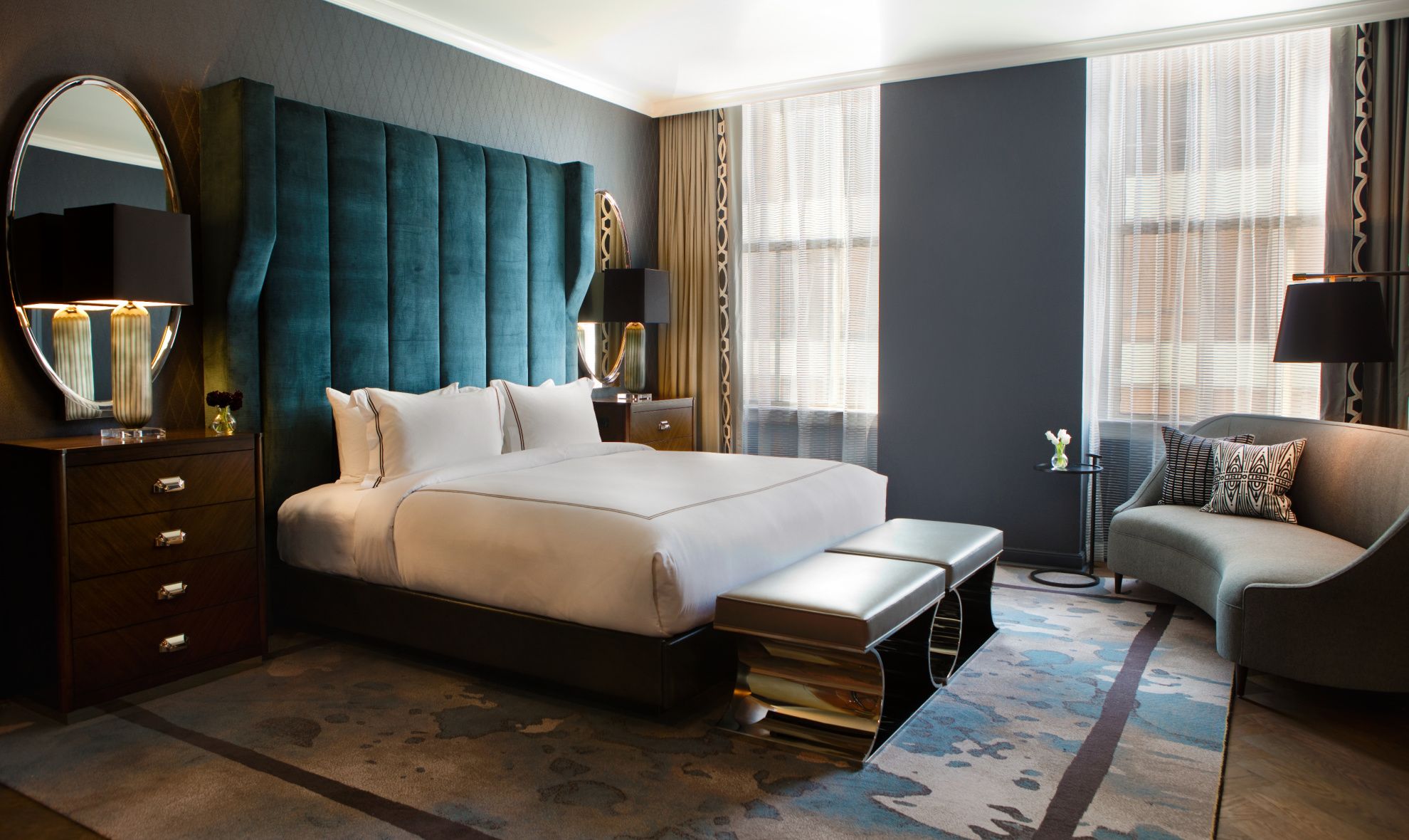 豪华的宝石色调客房，配有大窗户