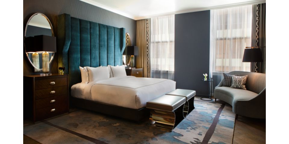 豪华的宝石色调客房，配有大窗户