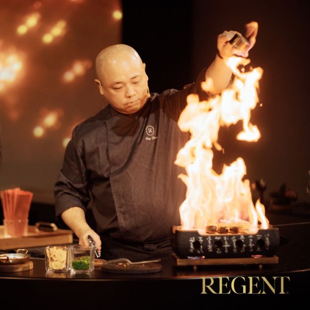  厨师们在烹饪，现场火花四射