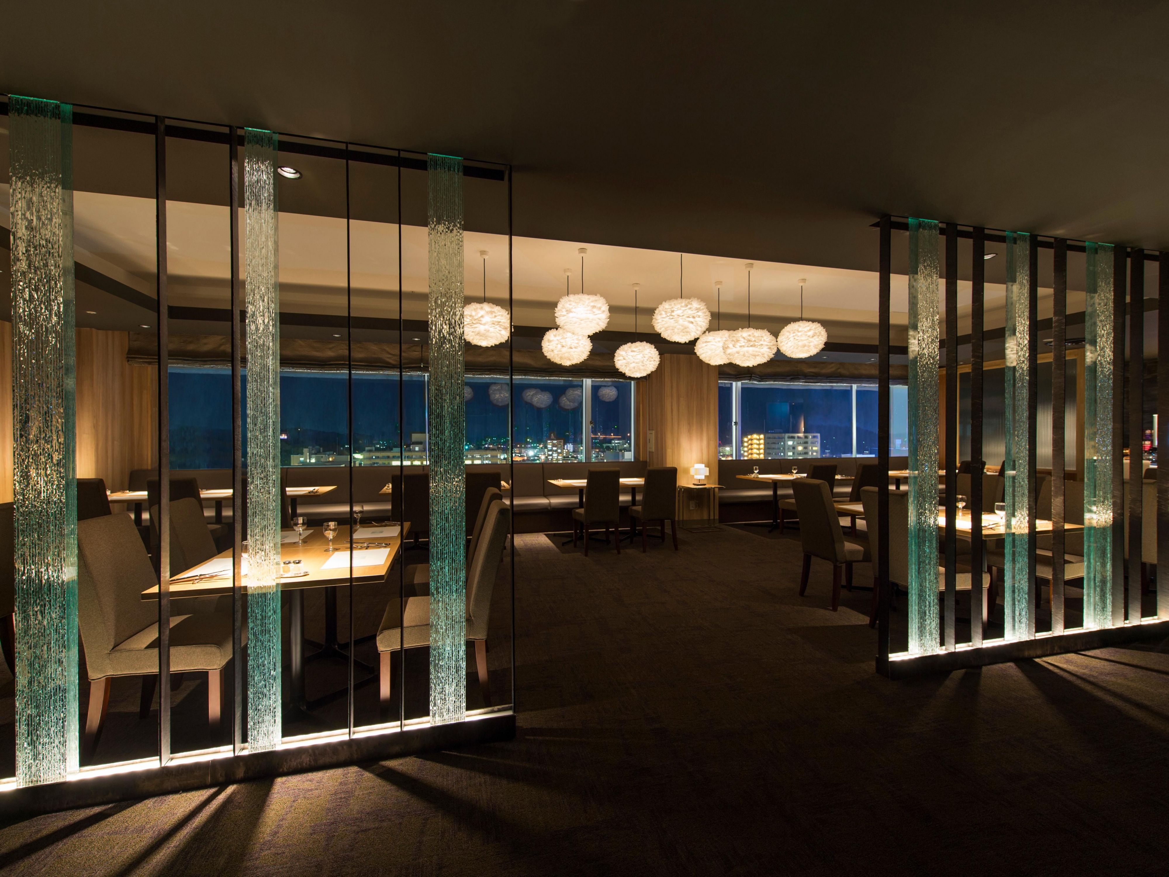 This is an open-air dining room where you can enjoy seasonal ingredients while taking in the view from the top floor, 50 meters above the ground.
The "Live Kitchen of Flames" is full of dynamism and features a variety of dishes prepared by the chef.