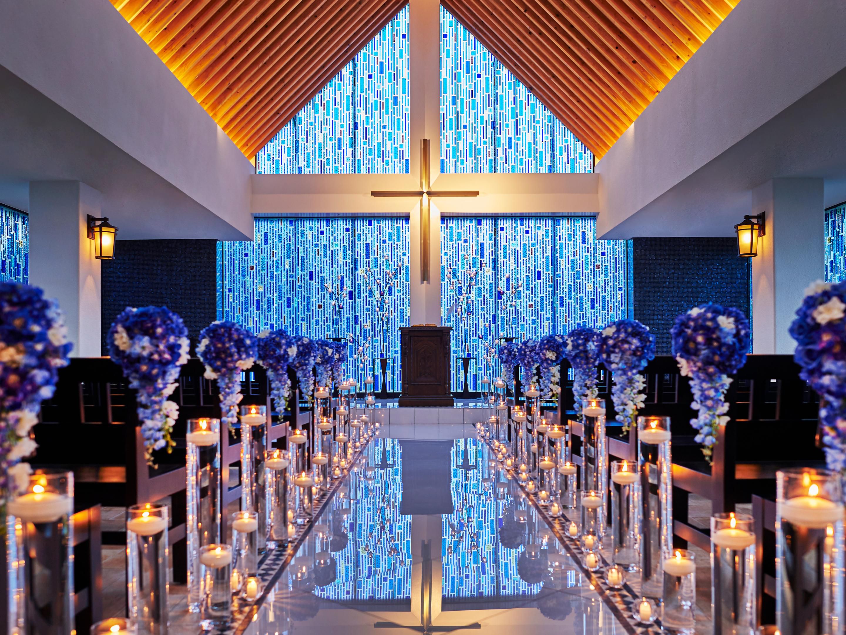The blue chapel "RAPPORT BLEU". The front and left and right walls of the chapel are covered with beautiful blue glass, creating a special atmosphere.
The vows exchanged by guests surrounded by the light of candles floating in the water basin unite everyone's desire for happiness and evoke warm emotions.