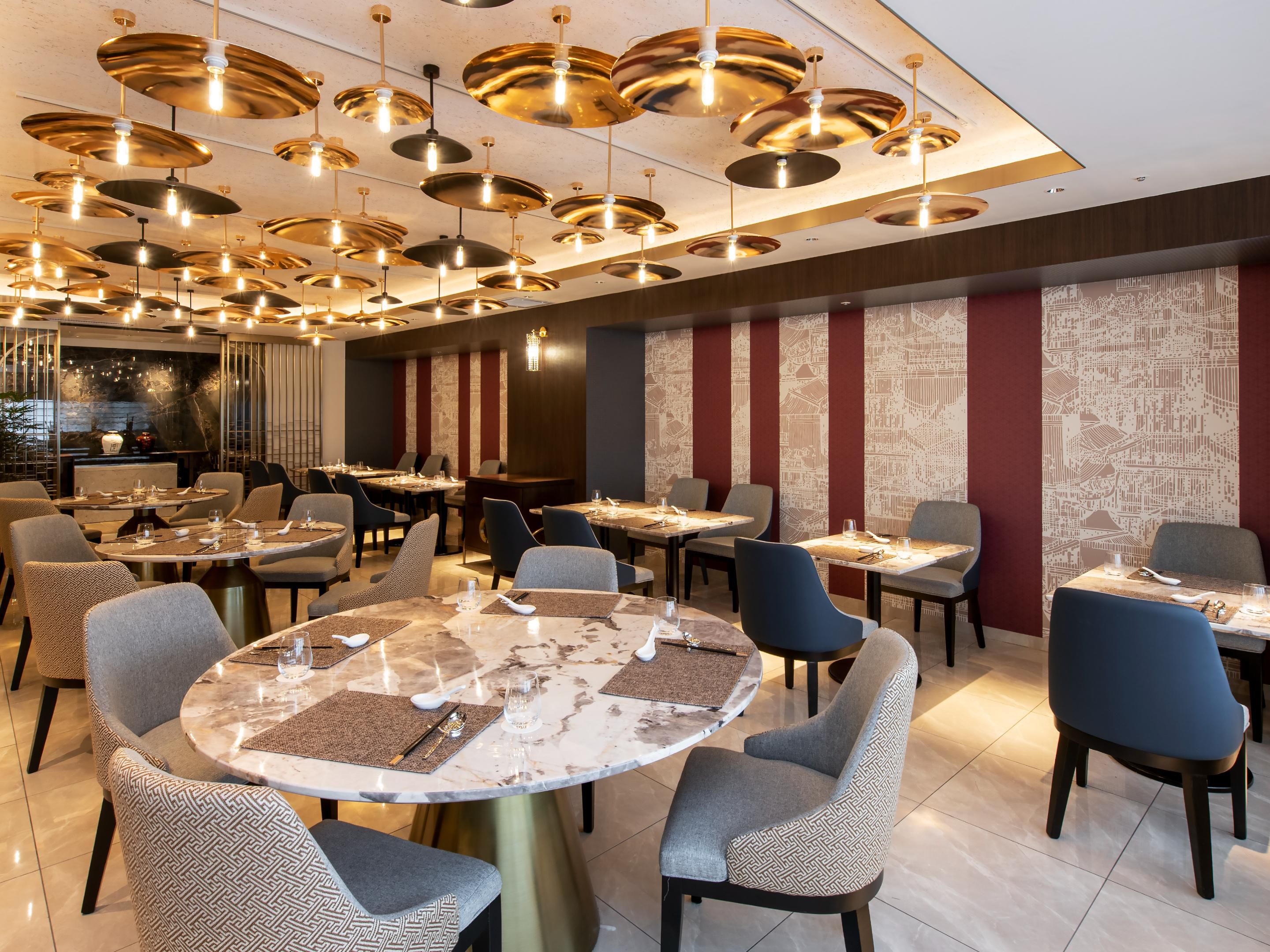 An upscale restaurant with interiors inspired by Hong Kong's colonial-style. Enjoy Cantonese cuisine that blends traditional Chinese cuisine with modern chinois.