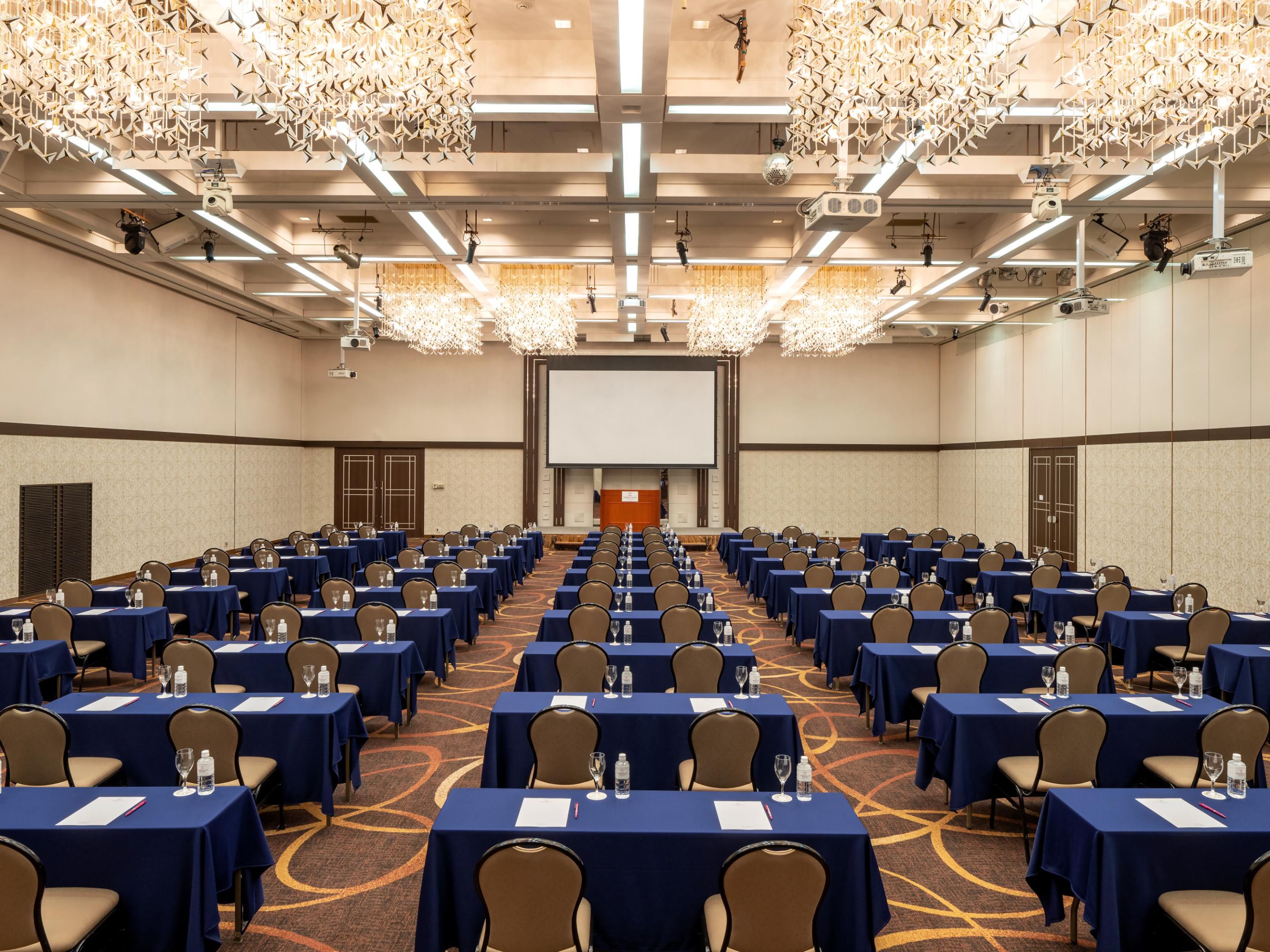 Our hotel has dividable large- and middle-sized banquet rooms on the 4th floor and five small sized rooms on the 5th floor. They are widely used for various events and occasions such as founding anniversary parties and business receptions as well as award presentation ceremonies.