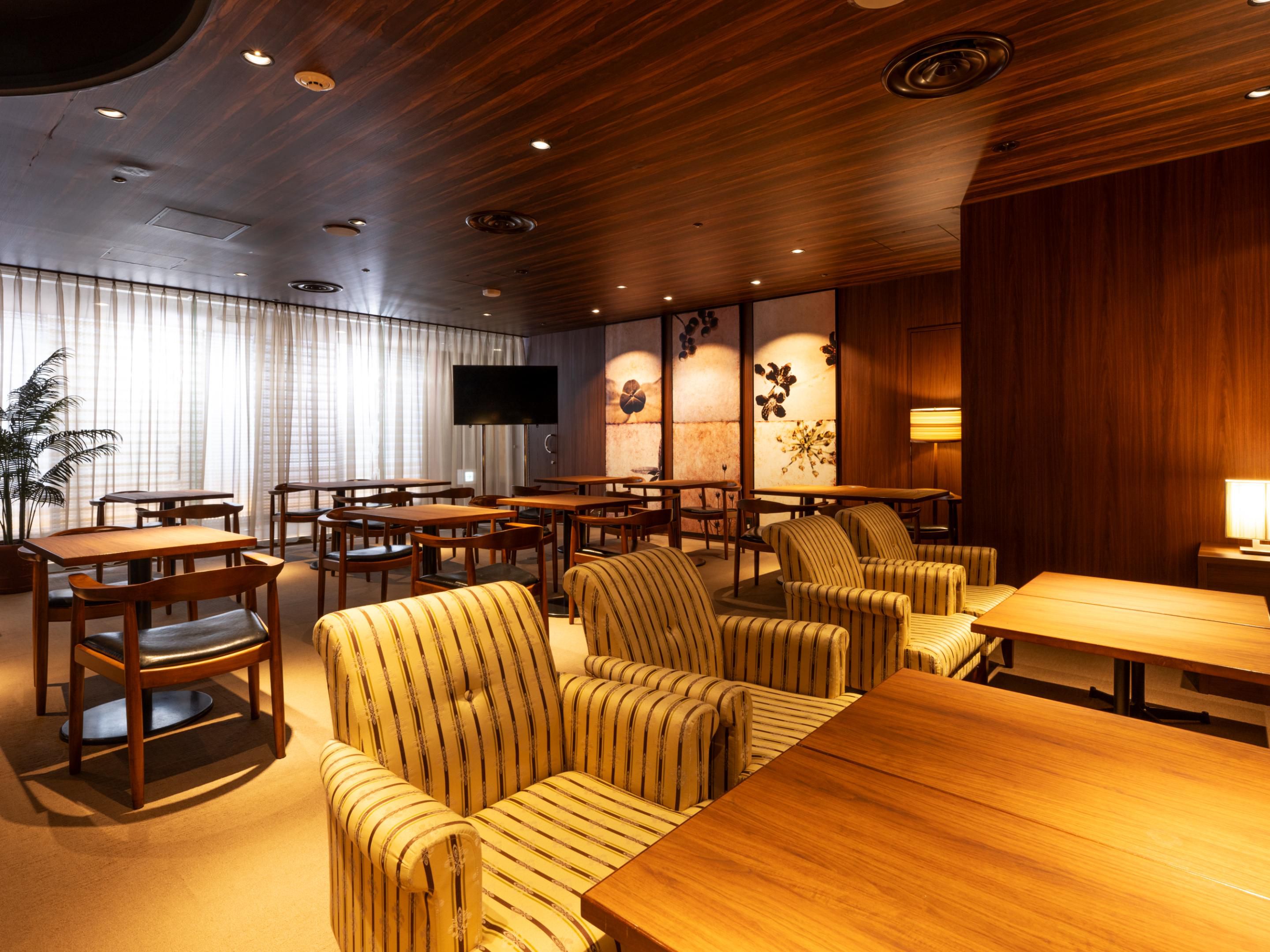 This lounge is exclusively for guests who are staying on the club floor. Our concierge staff welcome guests with great sincerity. Guests can check in and out at the club floor exclusive counter. Also, continental breakfast, tea time and cocktail etc. are available during the stay.