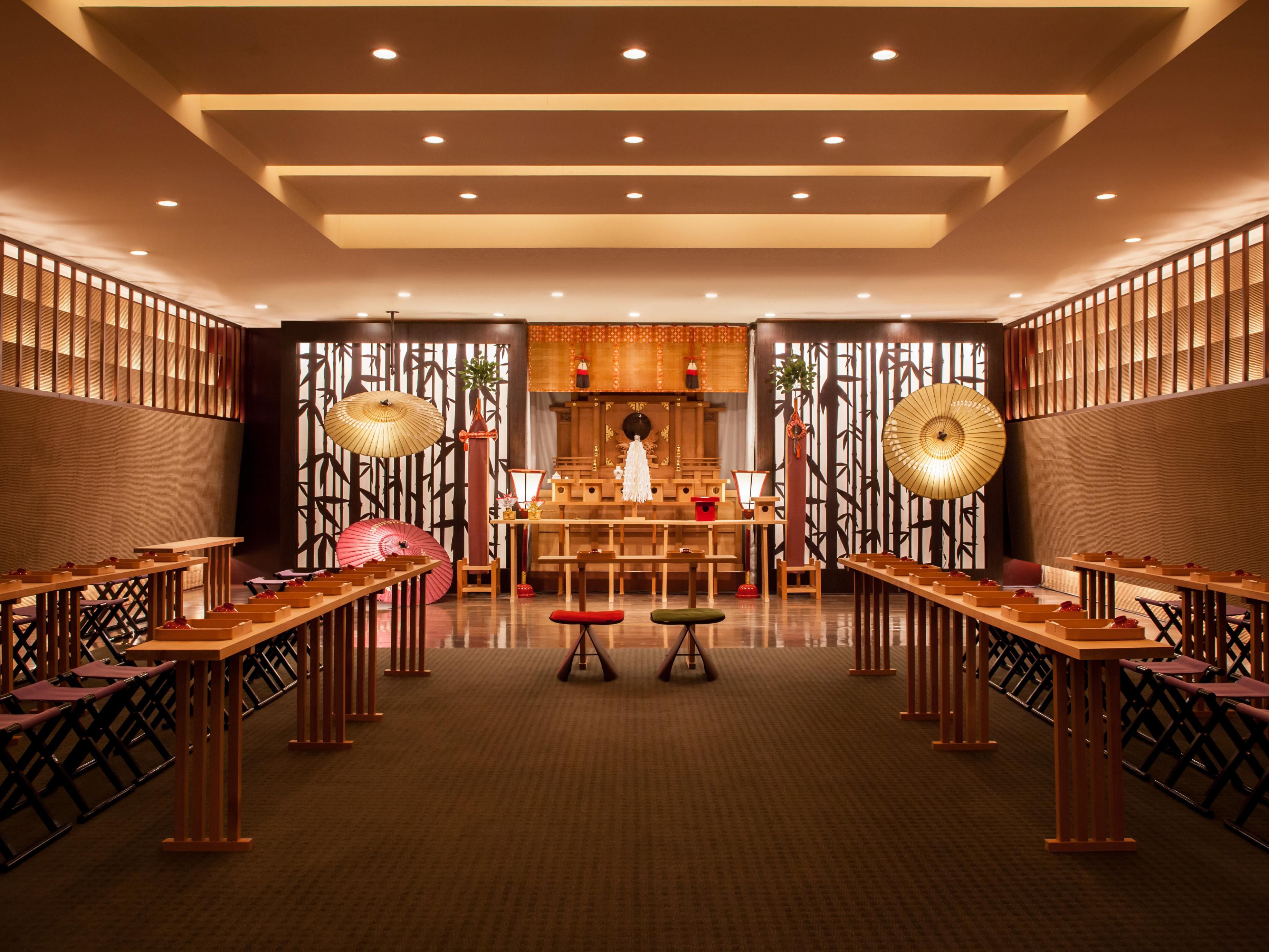 The refined, modern Japanese-style shrine Tsubasa features bamboo laser-cut screens symbolising milestones and butterfly stools. The hall offers a solemn yet warm ambience for your eternal vows and is spacious enough to welcome family, friends, and cherished guests.