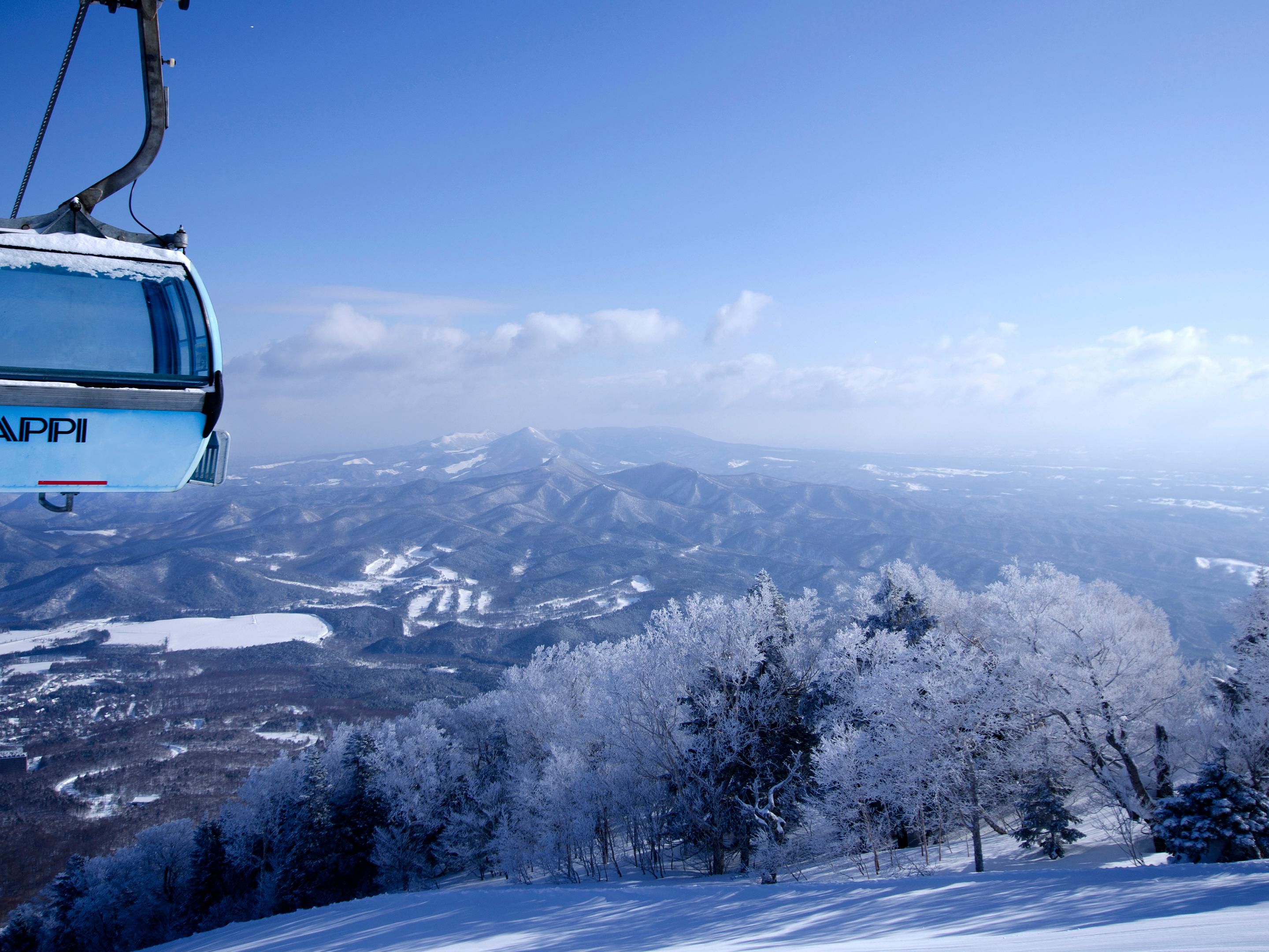 The 2025–26 winter season started on Saturday, December 6, 2025! APPI Snow Mountain Resort, winner of the “World Ski Awards Japan’s Best Ski Resort 2023,” features 21 slopes—mostly long runs—with top-quality snow, courses for all levels, and comprehensive facilities including rentals, schools, and restaurants.