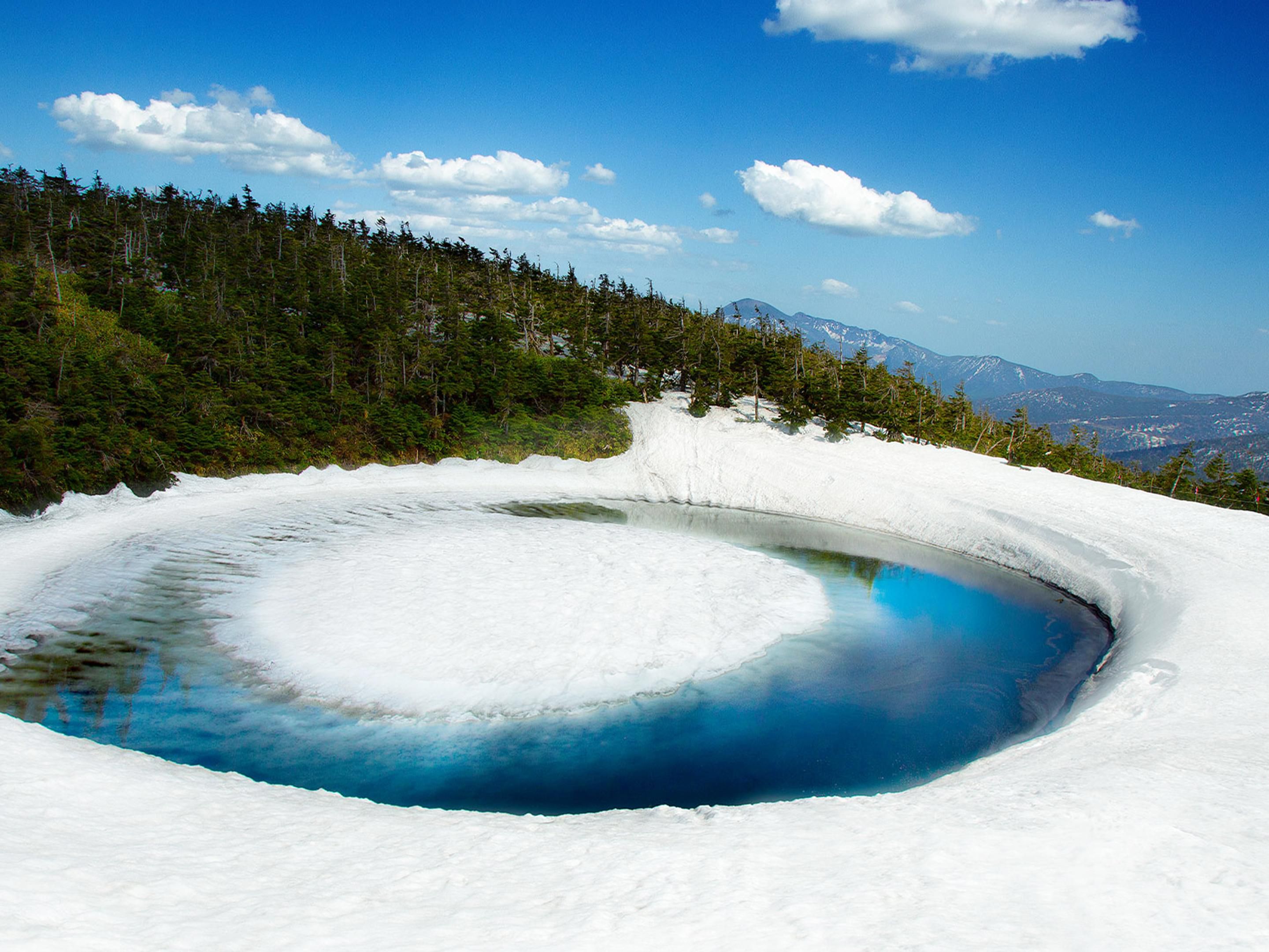 八幡平区域，是海拔1614米的广阔山脉。其中，安比高原以拥有顶级粉雪的滑雪场而闻名、著名的英国名校「哈罗国际公学日本安比校」等，作为一个大型度假区，已经吸引了来自世界各地的关注。
此外，附近汇集了日本人气的观光景点，例如百座名山之一的「岩手山」，百选瀑布的「不动瀑布」，百选森林浴的「山毛榉二次林」。
春季和夏季是感受自然，户外活动的最佳时期。秋季，可以欣赏到当地独有的鲜艳的红叶，加上温和的气候，非常适合户外活动。在微风的吹拂下度过舒适治愈的美好时光。丰富的自然活动一定会给您的假期留下美满的回忆。