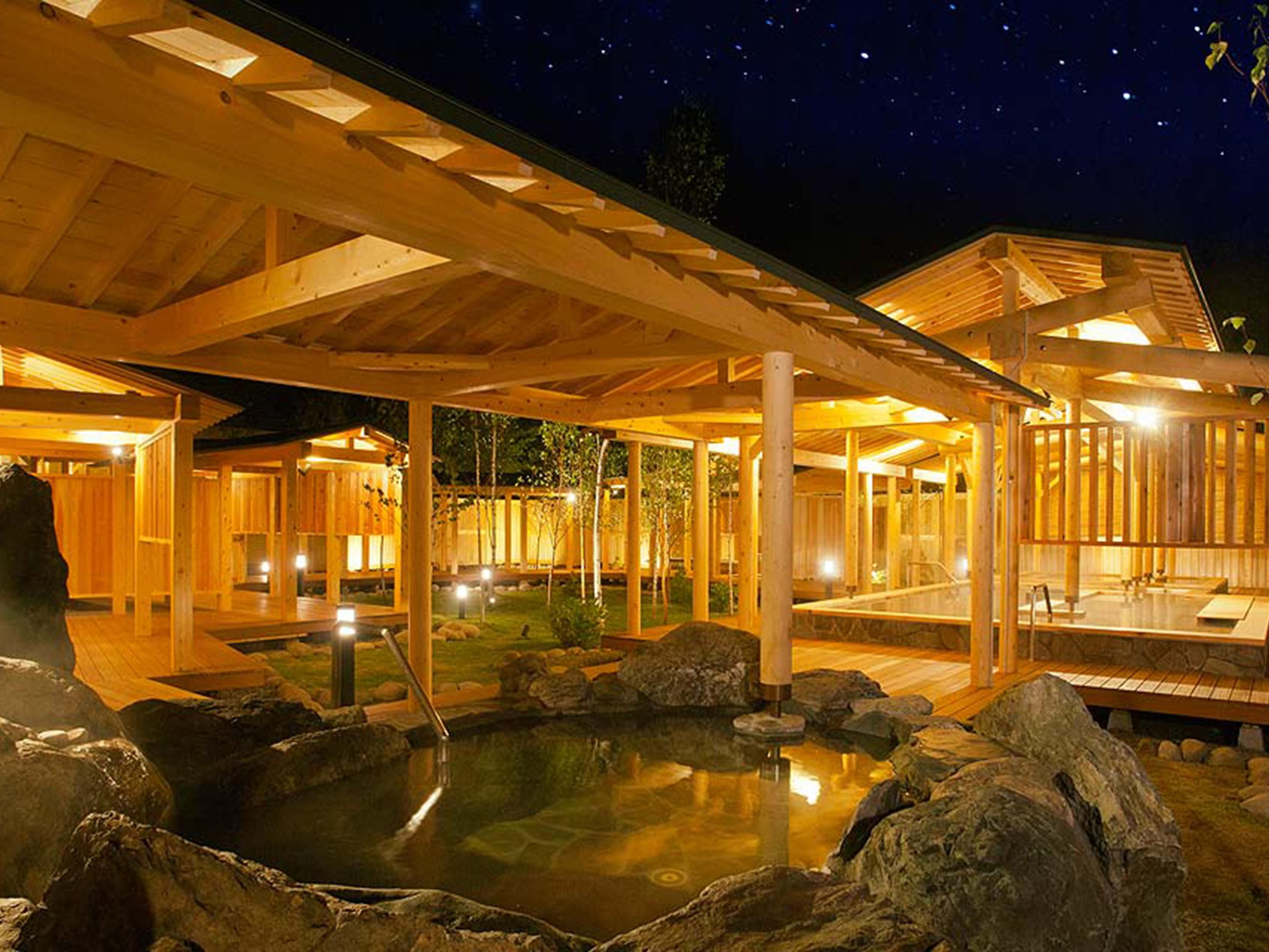 酒店设有大型温泉浴池和桑拿浴室，温泉水质适合所有人的皮肤，有拥有小型开放式花园的私人水疗中心（天然温泉私人浴池）。
酒店别馆设有规模东北最大级别的露天浴池的「安比温泉白桦之汤」。
露天浴池内设有木制的凉亭式的屋顶，结构沉稳，给人一种木头的温暖。有大浴池、岩盘浴、卧浴、盆浴等水疗设施，白天可以尽情享受安比高原的大自然，晚上则可以观赏美丽的星空夜景。「安比温泉白桦之汤」大型公共浴室最多可同时容纳 200 名男士和女士，并拥有规模日本最大级别的桑拿浴室。
可以温和地缓解旅行或运动为您带来的疲劳。
*旅游旺季会有免费班车或区域班车，详细请查看日文版网站。
*费用等详细内容请查看日文版网站。