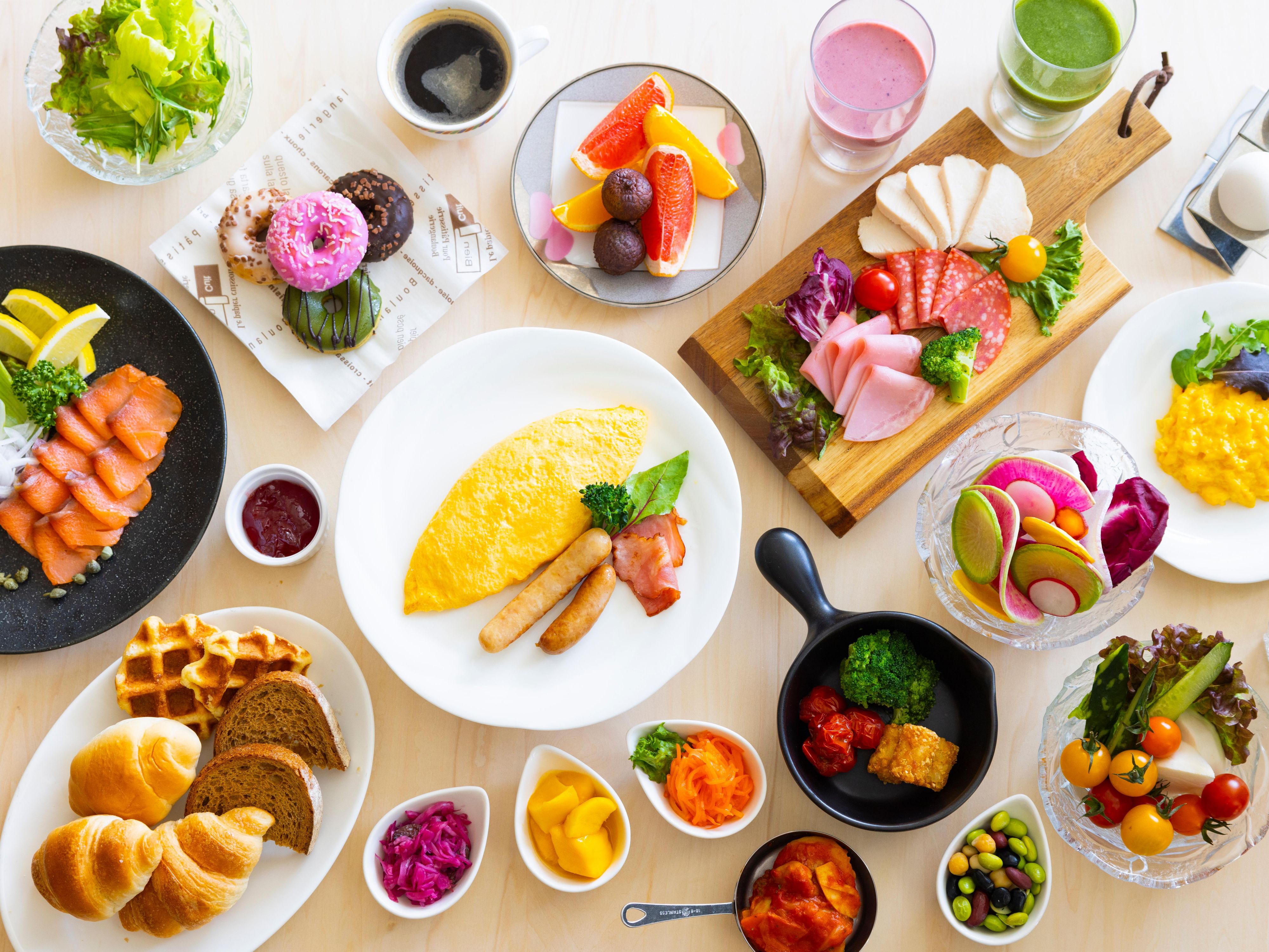 在安比高原全日空皇冠假日度假酒店，您可以享受丰富多样的餐饮*，您可以享用日式、西式、中式、烤肉等特色菜肴以及安比特色美食自助餐使用时令食材制成的雪蟹的自助早餐在东北地区排名第一。我们的餐饮选择可以满足从成人到家庭的各种客人的需求。
*根据季节的不同，部分店铺可能会停业。详情请确认各店铺页面。