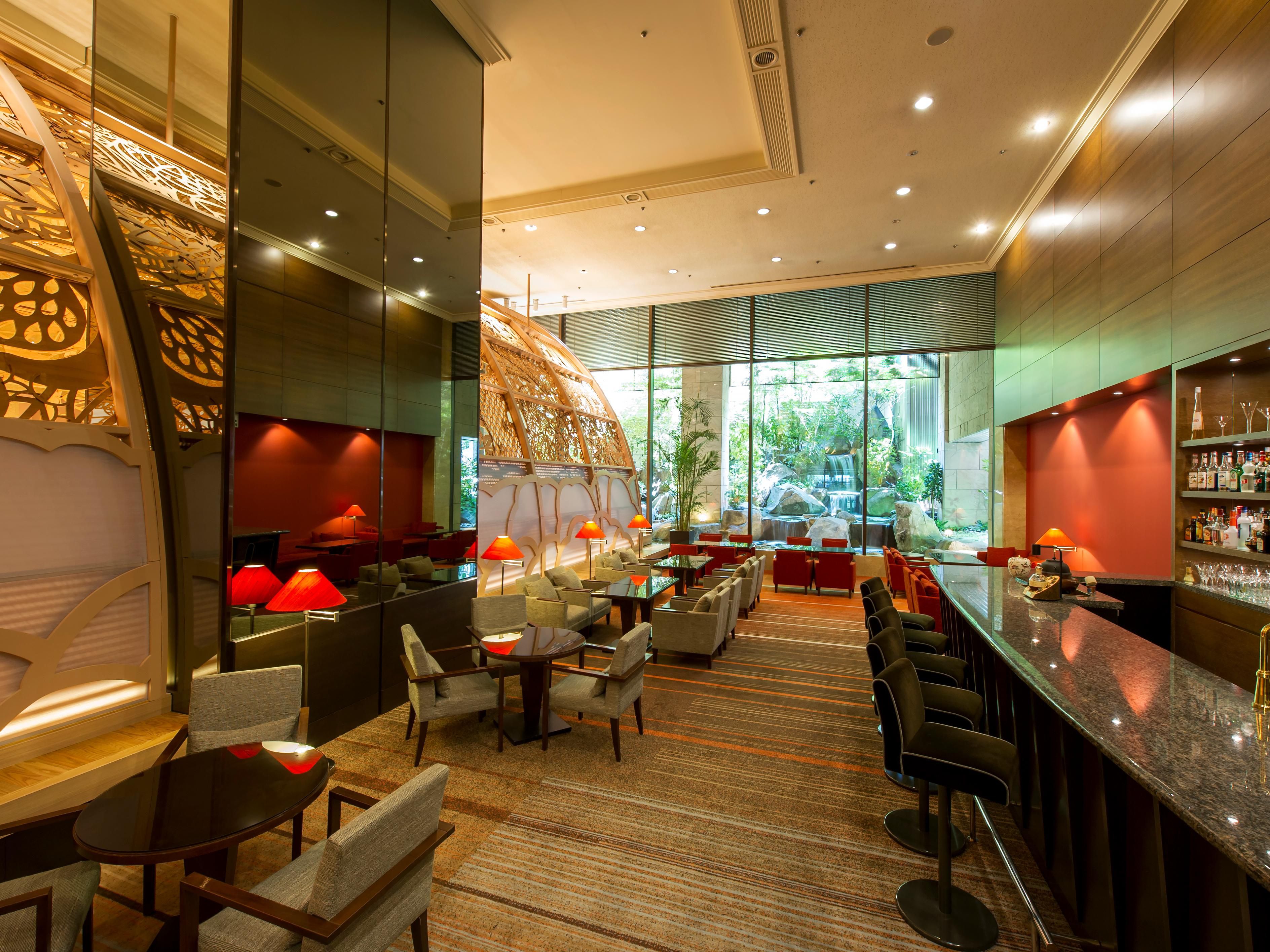 A sophisticated space in the lobby area on the ground floor. Please enjoy a relaxing drink or light food, such as afternoon tea or hotel made cake in the afternoon, and alcoholic drinks in the evening.