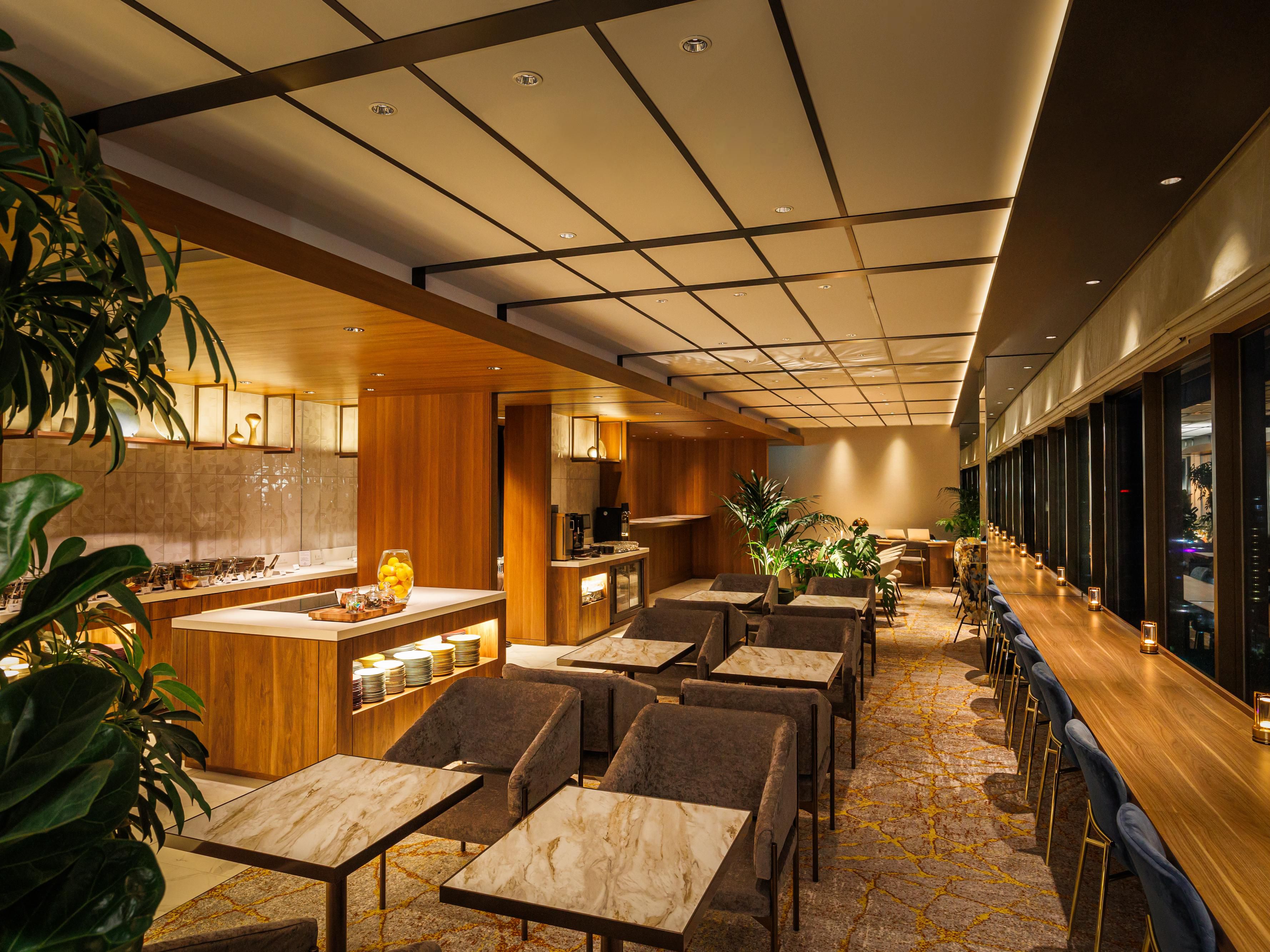 Exclusively available to guests staying on the Club Floor, the lounge is located on the top floor, offering panoramic views of Hiroshima City and the islands of the Seto Inland Sea, including Miyajima. Guests can enjoy a complimentary selection of locally inspired breakfast dishes, afternoon tea, and a cocktail service.