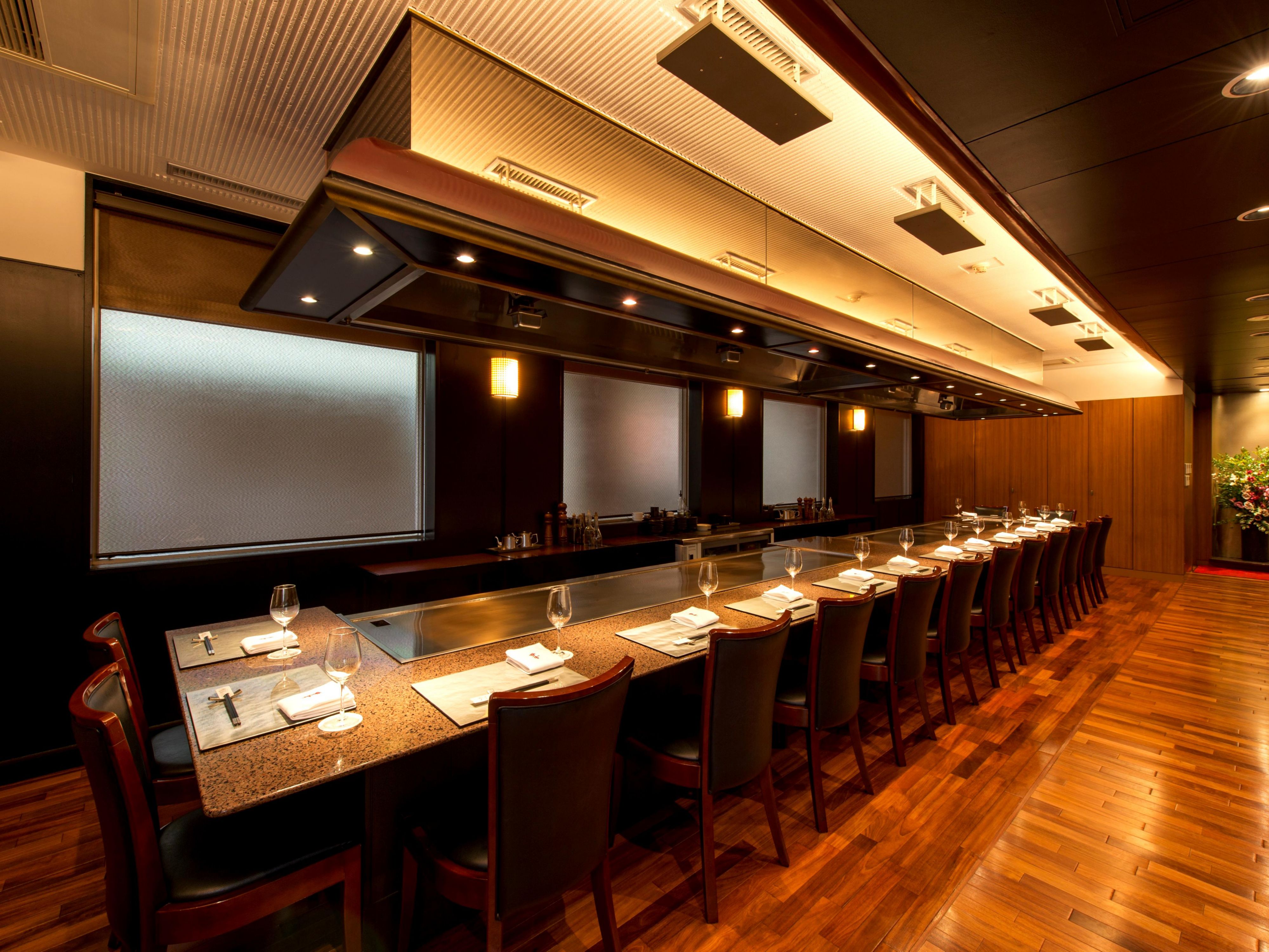 Enjoy refined teppanyaki showcasing Hiroshima's seasonal ingredients, French-inspired cuisine, Seto Inland Sea seafood, and Hiroshima beef. Perfect for lunch, dinner, anniversaries, or business gatherings, all enhanced by ANA Crowne Plaza Hiroshima's signature elegant hospitality.