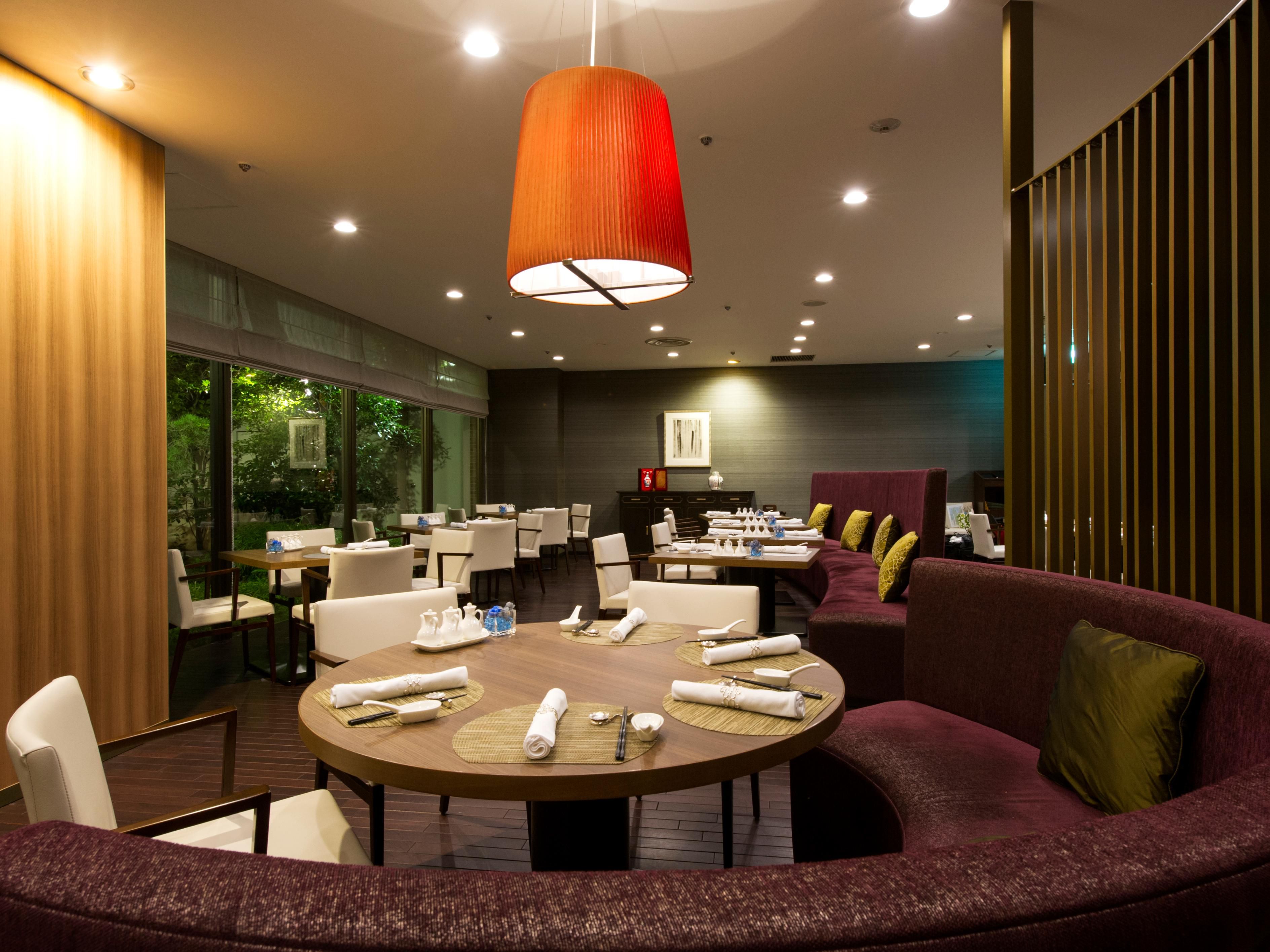 Savour authentic Cantonese cuisine at Taoli, with seasonal ingredients and dishes crafted by our skilled chef. From à la carte buffets to full-course meals, it's perfect for business, family celebrations, or a relaxing post-sightseeing meal in an elegant, city-view setting.