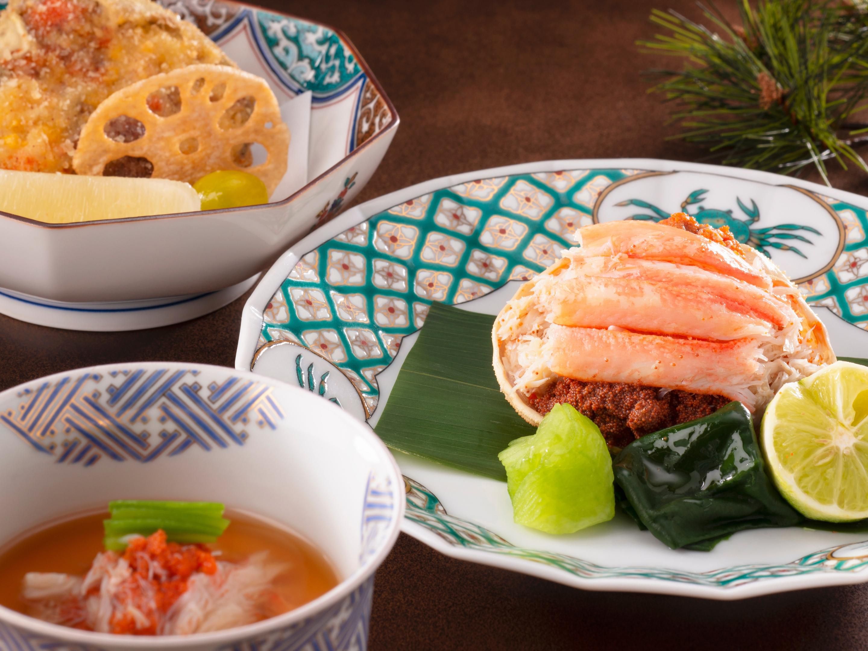 Savour snow crab, the king of winter flavours, at Japanese restaurant Unkai. Enjoy the Crab Kaiseki Set with exquisite dishes, the Kobako Crab Kaiseki Set with prized female crab, or the Crab Toban-yaki Set with fresh seafood and vegetables.
- Please reserve the Crab Kaiseki and Kobako Crab Kaiseki by the day before.