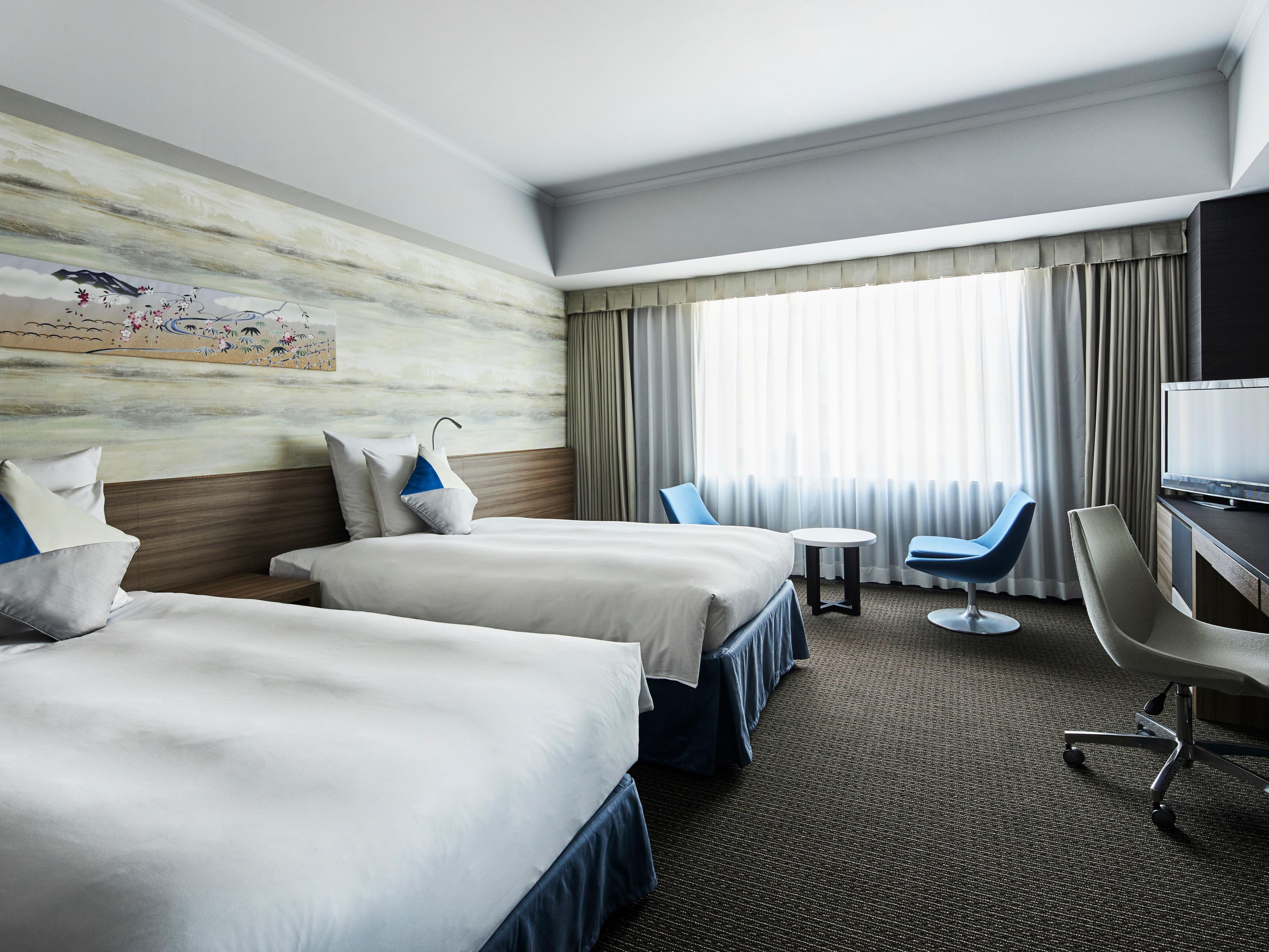 At ANA Crowne Plaza Kanazawa, we embrace 'comfort' as our central theme, ensuring a satisfying stay for both leisure and business travellers. Each room is equipped with high-speed Internet access, creating a space that harmonizes convenience and tranquility.