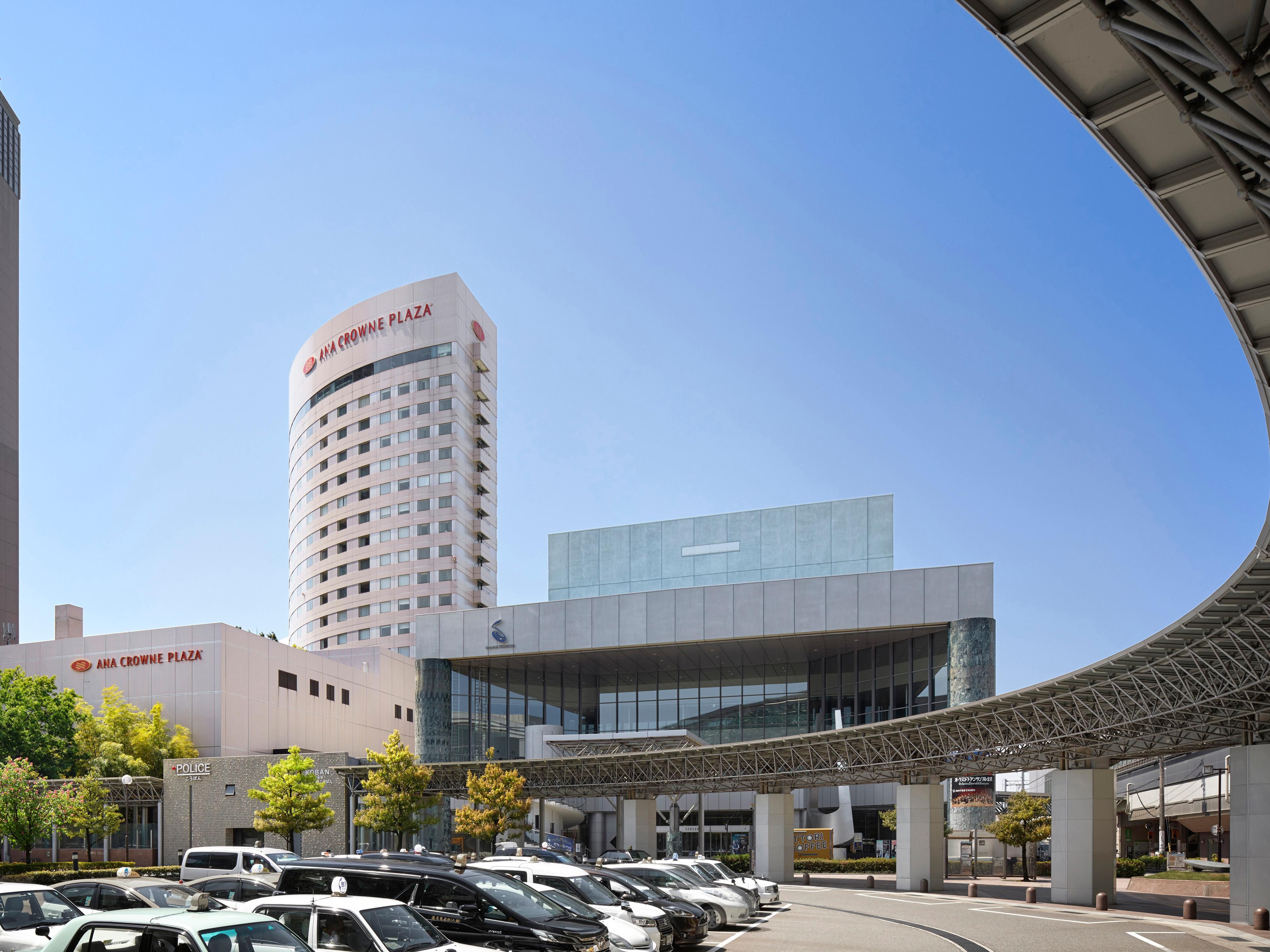 Just one minute from Kanazawa Station, our hotel boasts easy access to Kenrokuen Garden, Kanazawa Castle, the 21st Century Museum and direct bus access to Shirakawa-go. Adjacent to the Ishikawa Ongakudo concert hall, it is also ideal for MICE and international conferences.